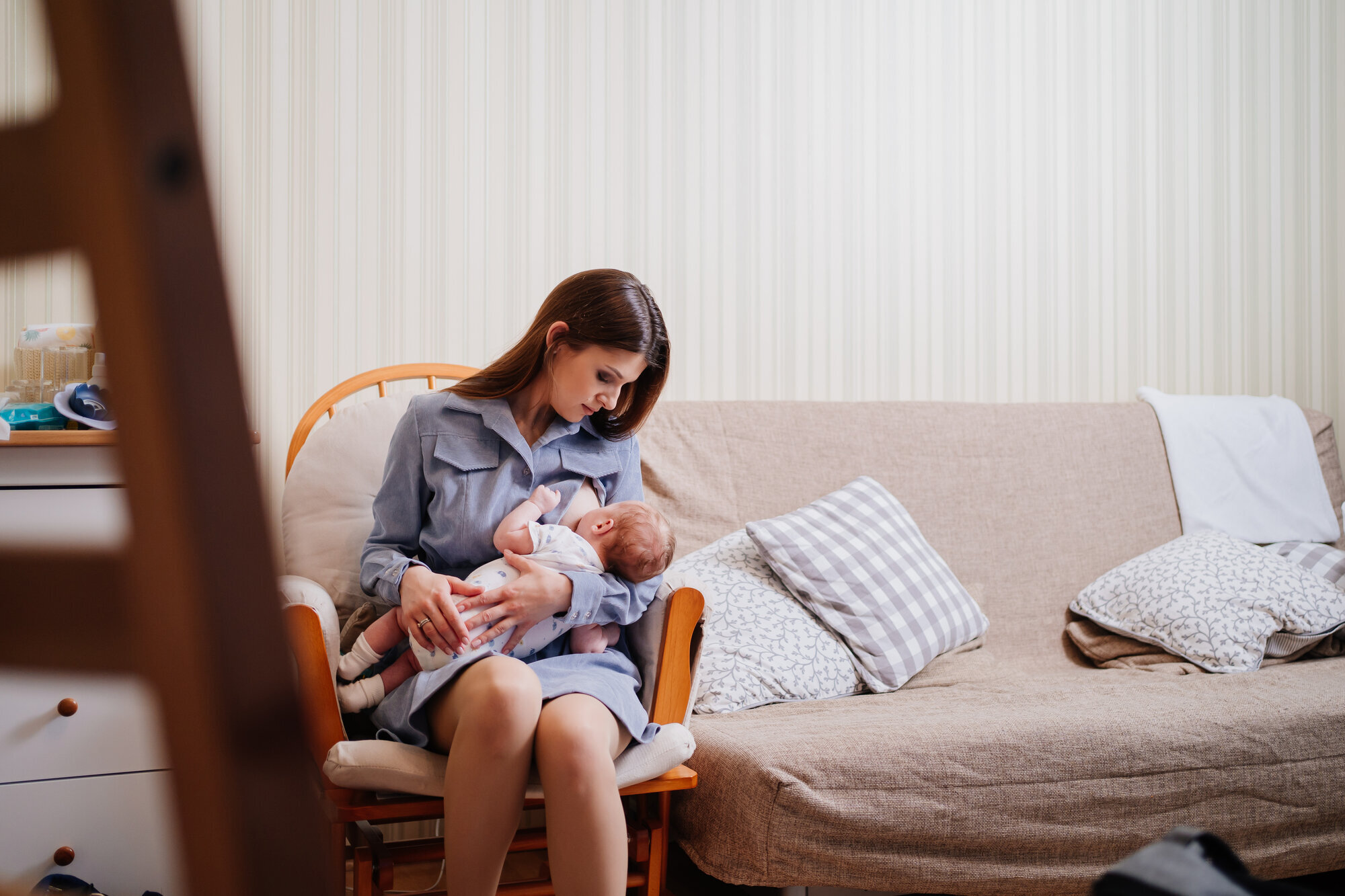 Amming Mor ammer baby i sofa