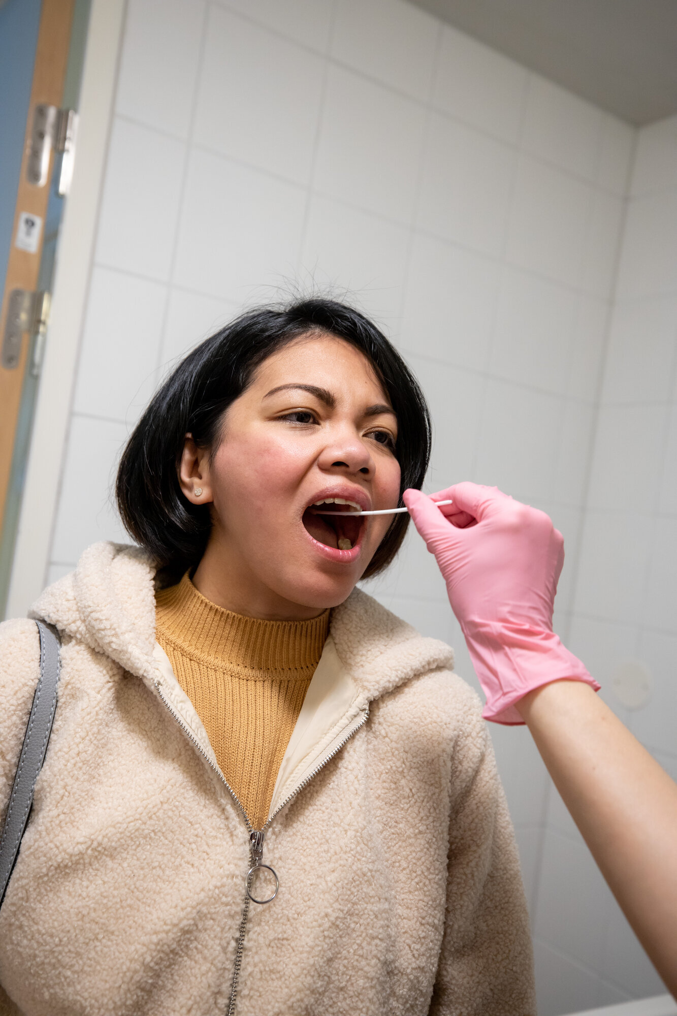 Nattevakten Junelyn Sem Johansen tar månedens MRSA-test. Biledet viser nattevakten Junelyn Sem Johansen som tar månedens MRSA-test.