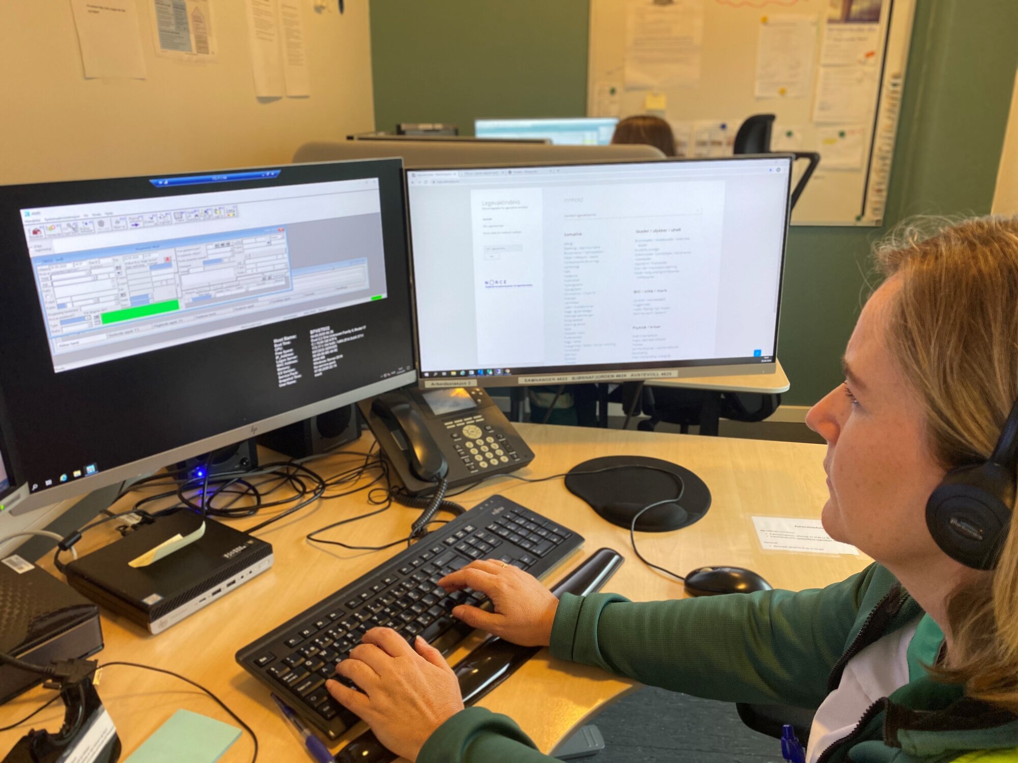 Legevaktsentral Bildet viser en sykepleier som sitter og ser på skjermer på en legevaktsentral.