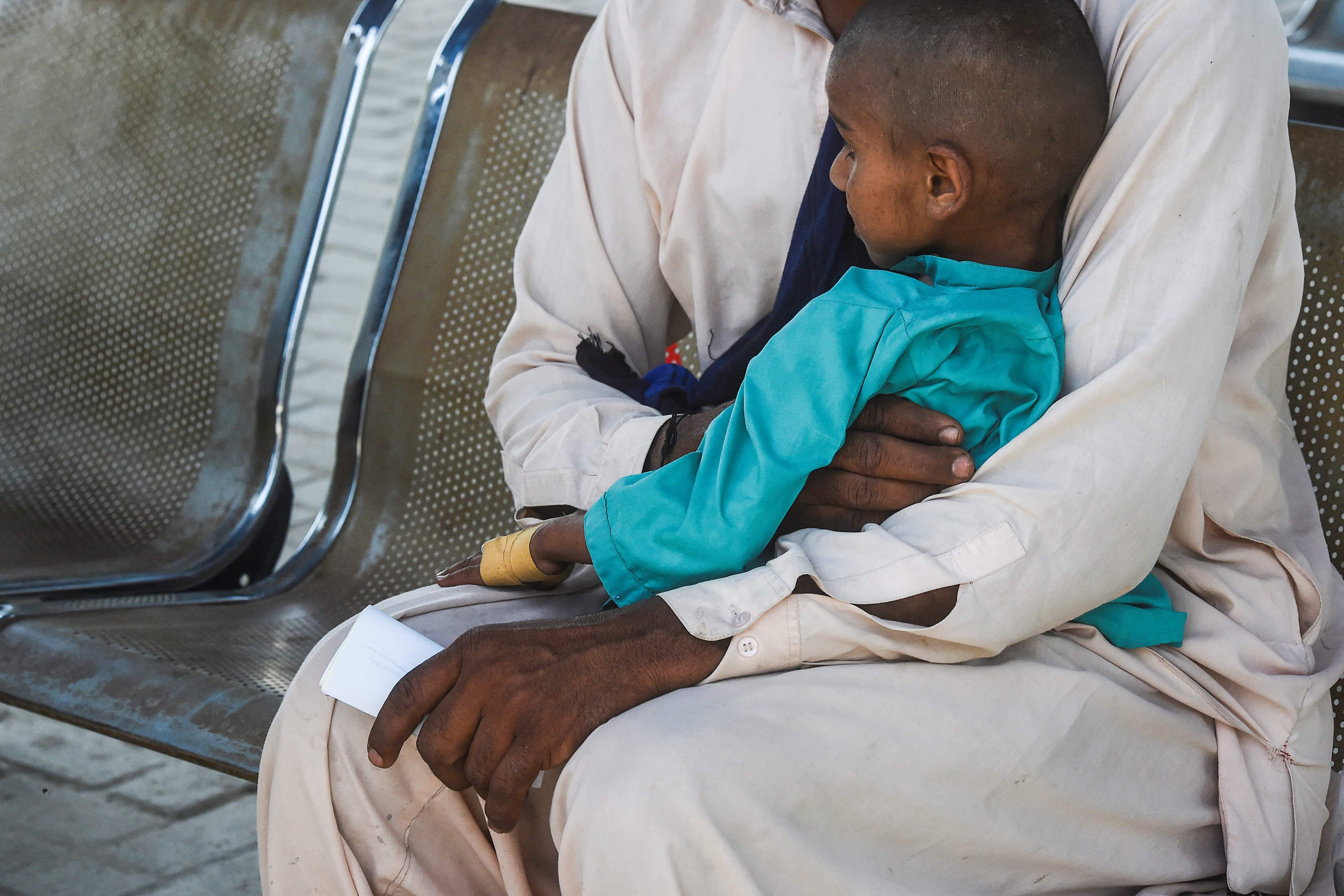 Barn, Pakistan Bildet viser et barn som sitter på et fang.