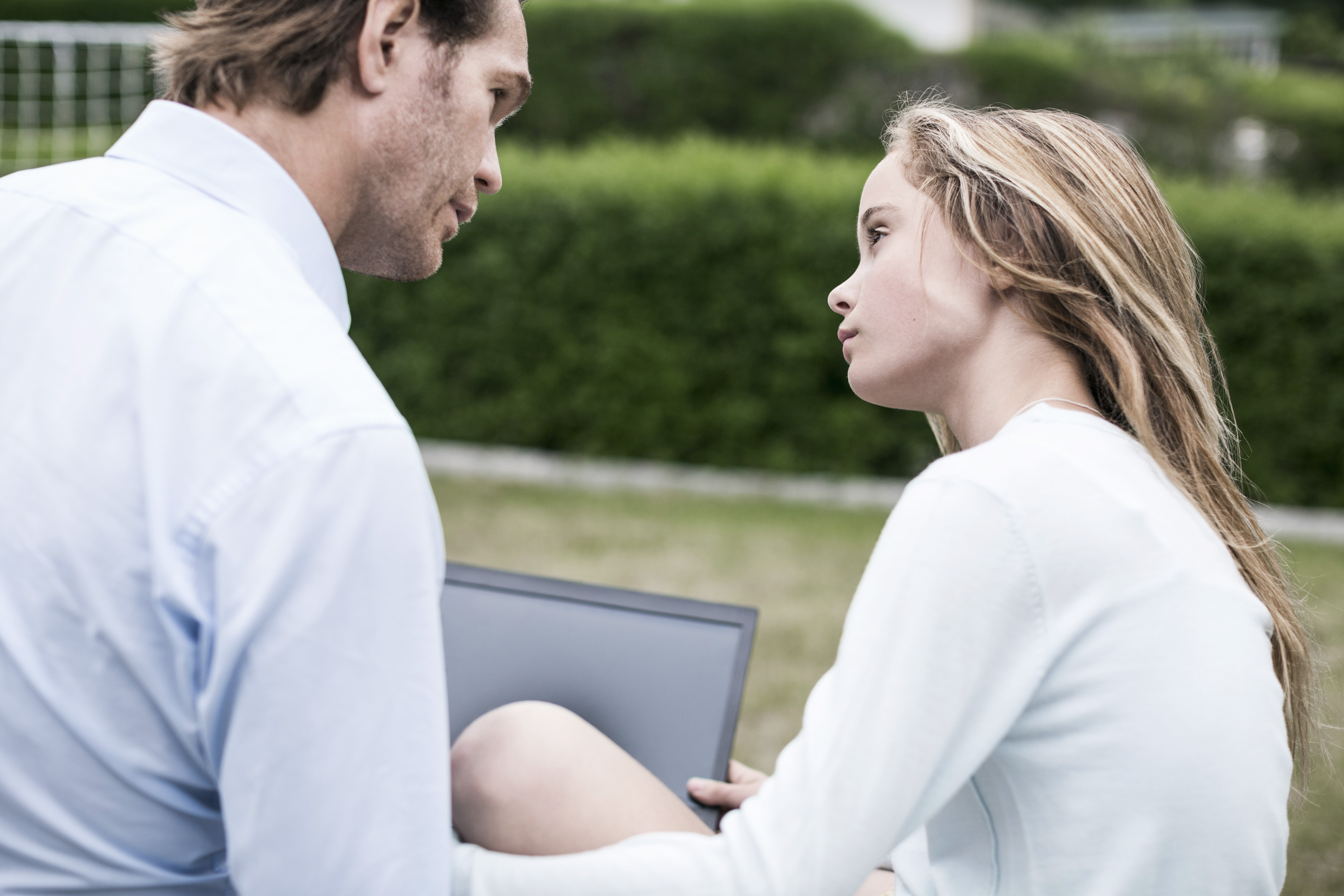 Samtale Bildet viser en mann og en ung jente som snakker sammen