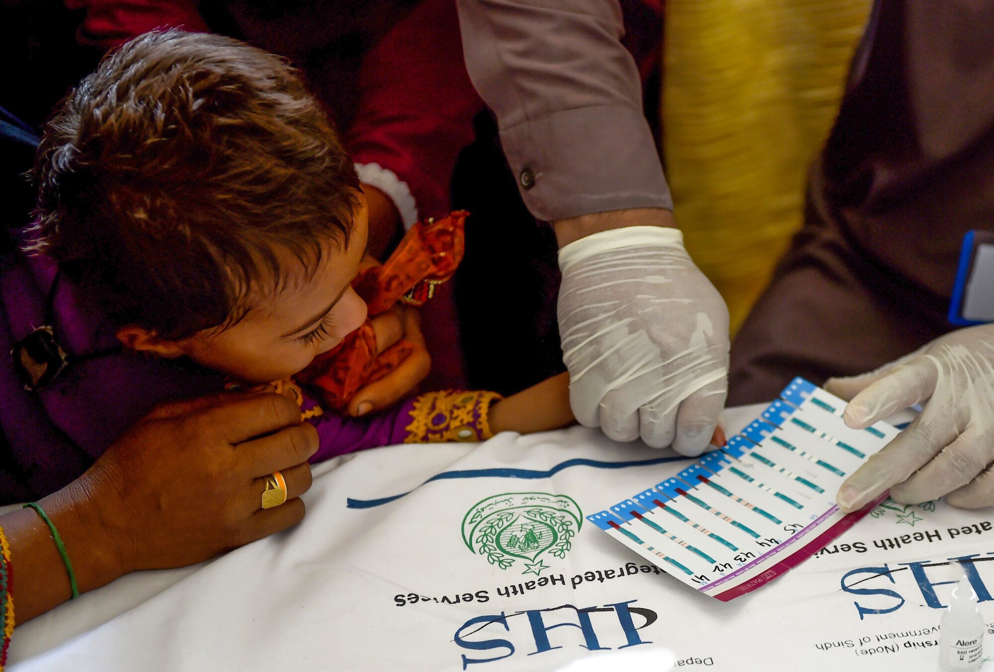 Barn, Pakistan Bildet viser et barn som tar blodprøve.