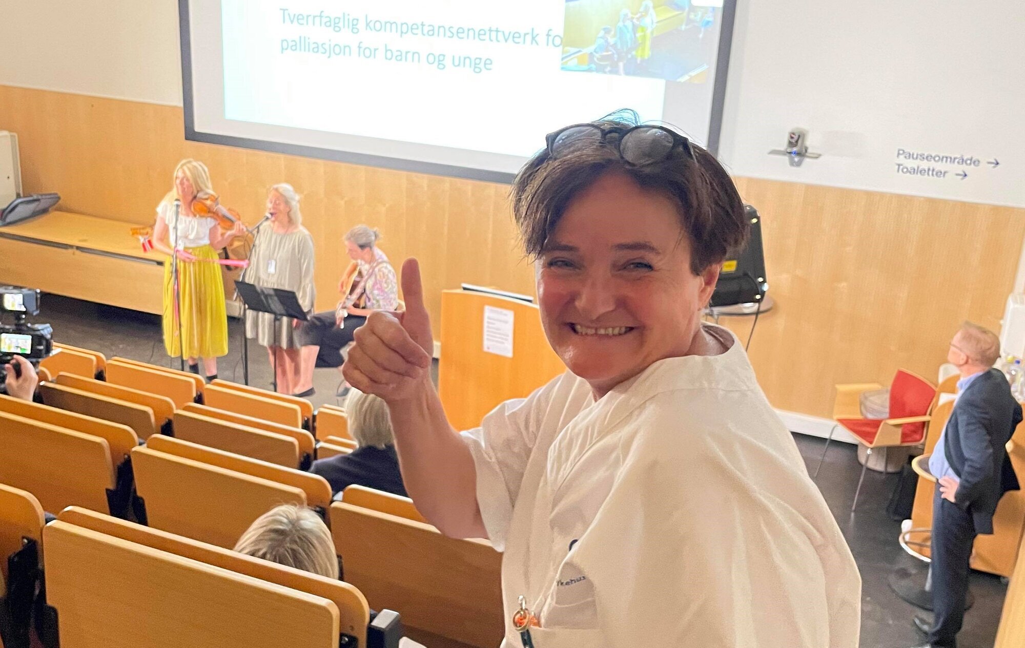 Kirsti Egge Haugstad Bildet viser Kirsti Egge Haugstad som holder tommelen opp.