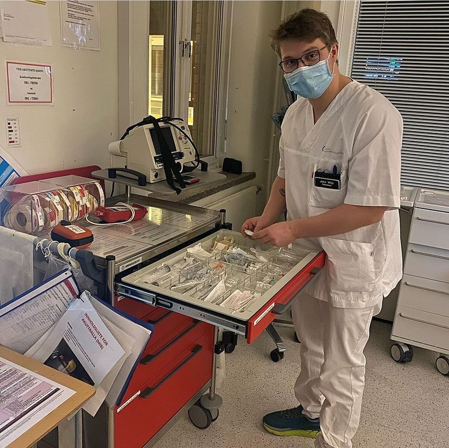 Sykepleier Bildet viser en sykepleier som viser frem akutttralla.