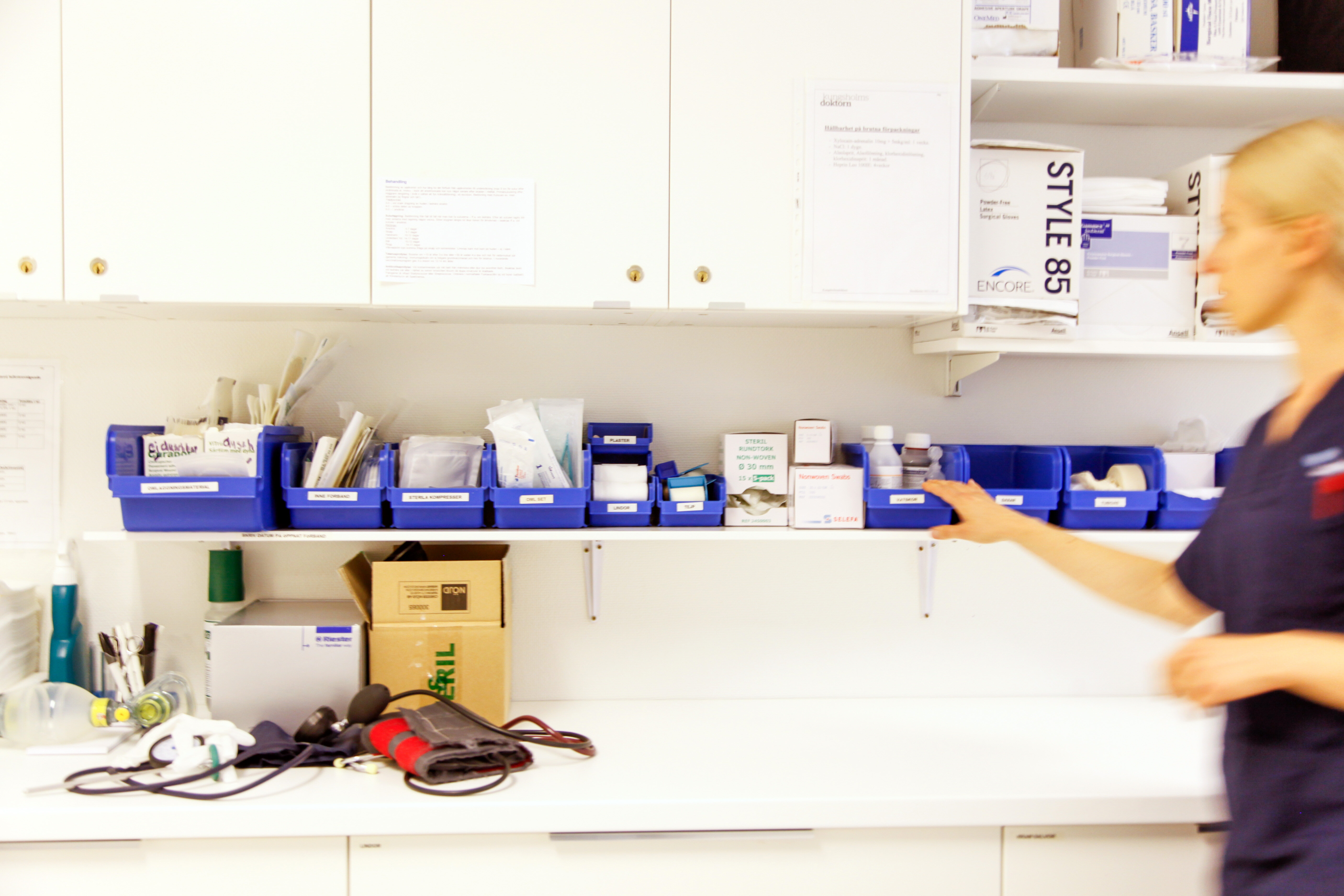 Sykepleier på medisinrom Bildet viser en travel sykepleier på et medisinrom