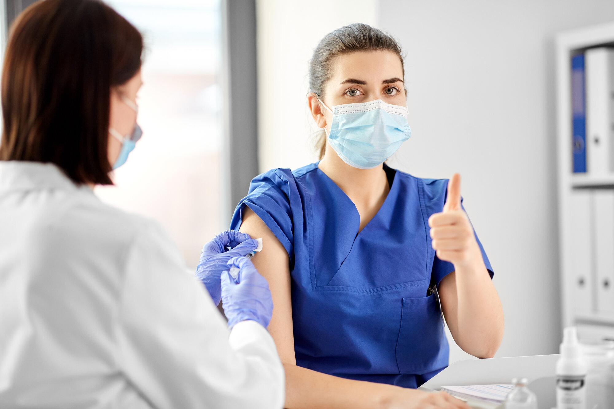 Vaksinering Bildet viser et helsepersonell som mottar en vaksine