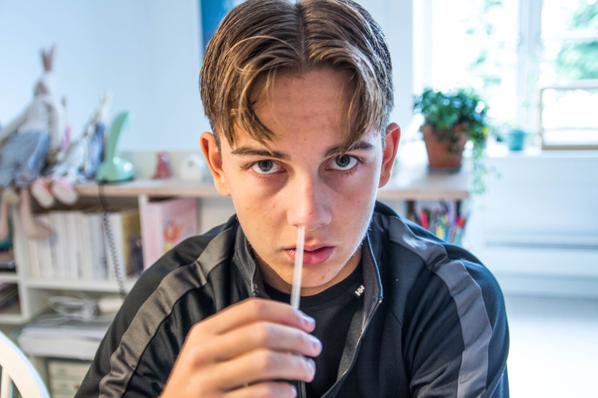 Selvtest, korona Bildet viser en ung gutt som tar selvtest for korona.
