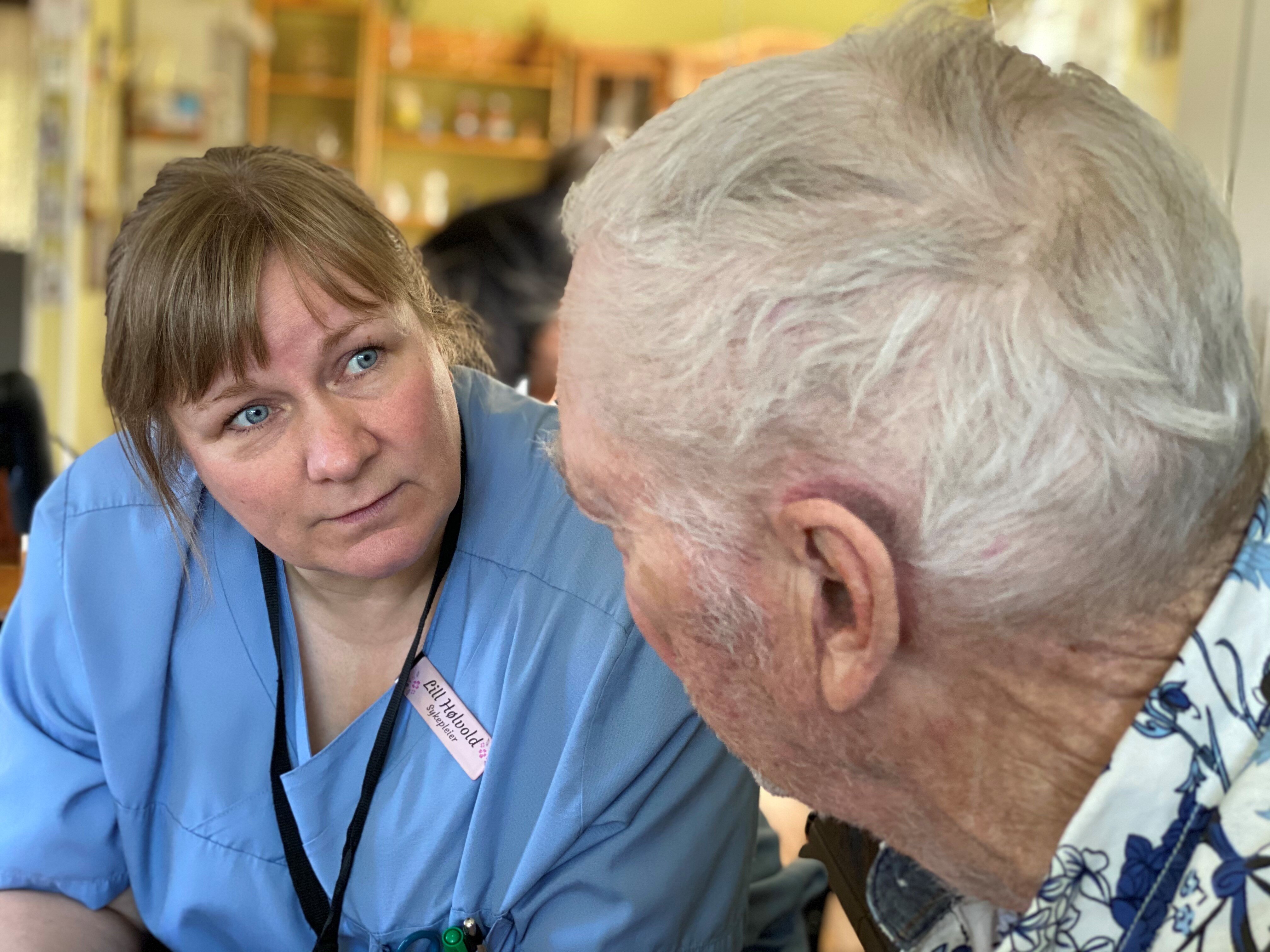 Lill Hølvold er sykepleier i hjemmesykepleien Sør-Varanger. Lill Hølvold er sykepleier i Sør-Varanger. Her er hun på et hjemmebesøk.