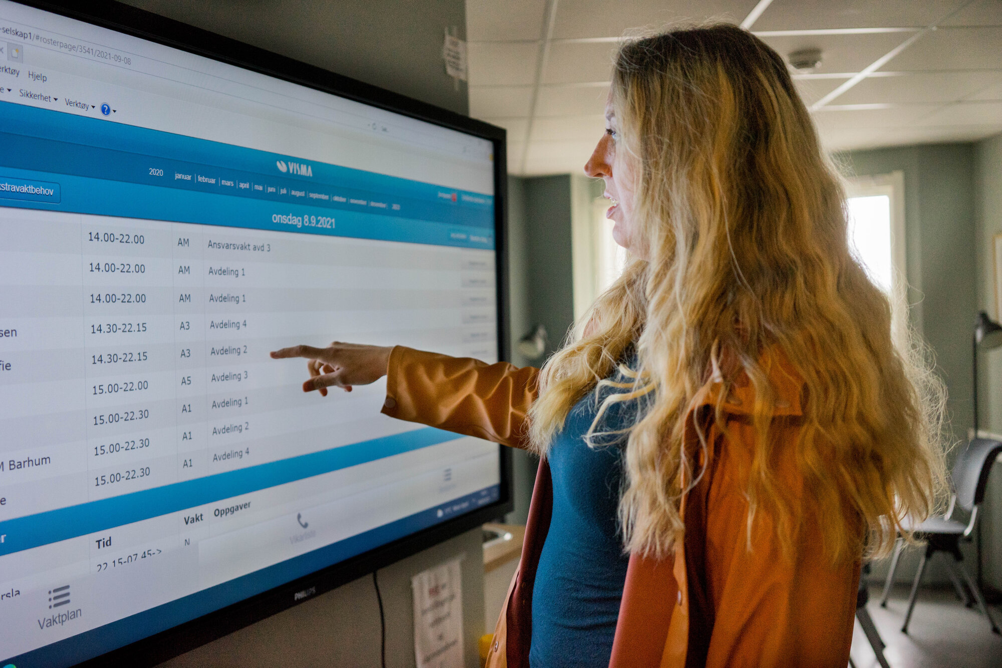Synnøve Johansen foran vaktplanen Bildet viser Synnøve Johansen foran vaktplanen