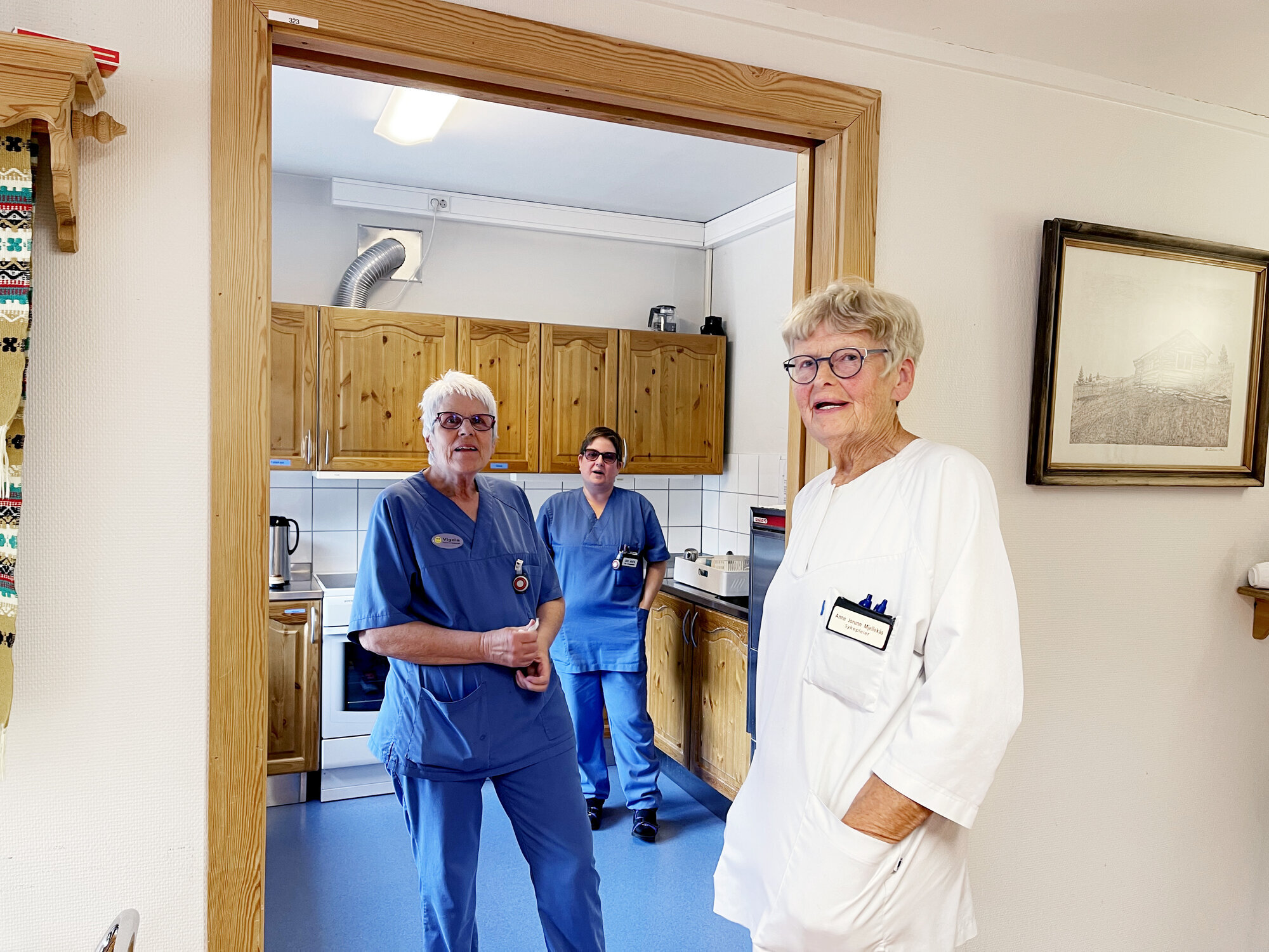 Anne Jorunn Mjellekåss Anne Jorunn Mjellekåss i prat med gode kollegaer utenfor kjøkkenet