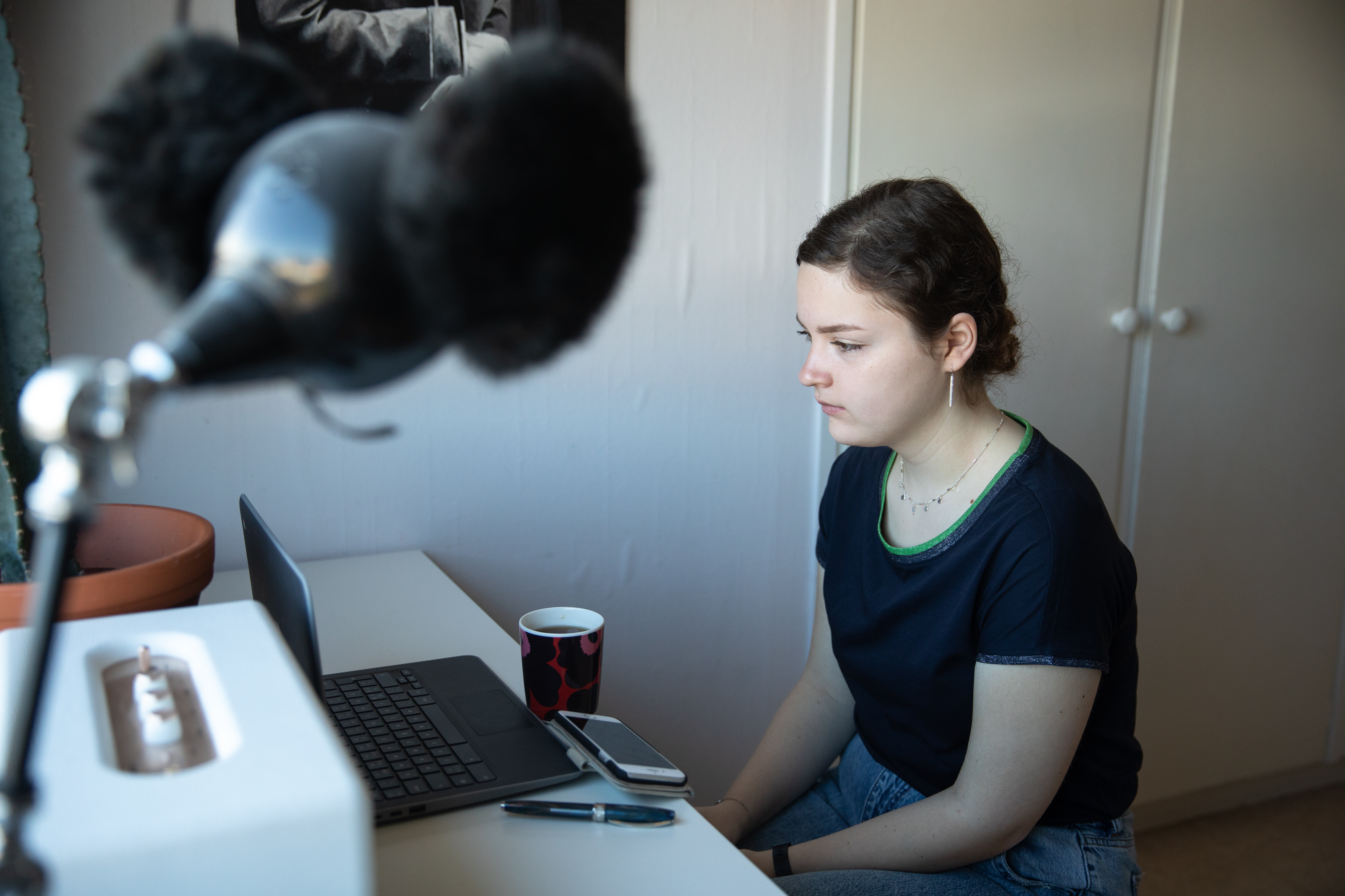 Mye hjemmetid med stengte skoler Bildet viser en ung jente som sitter foran PC-en på rommet sitt