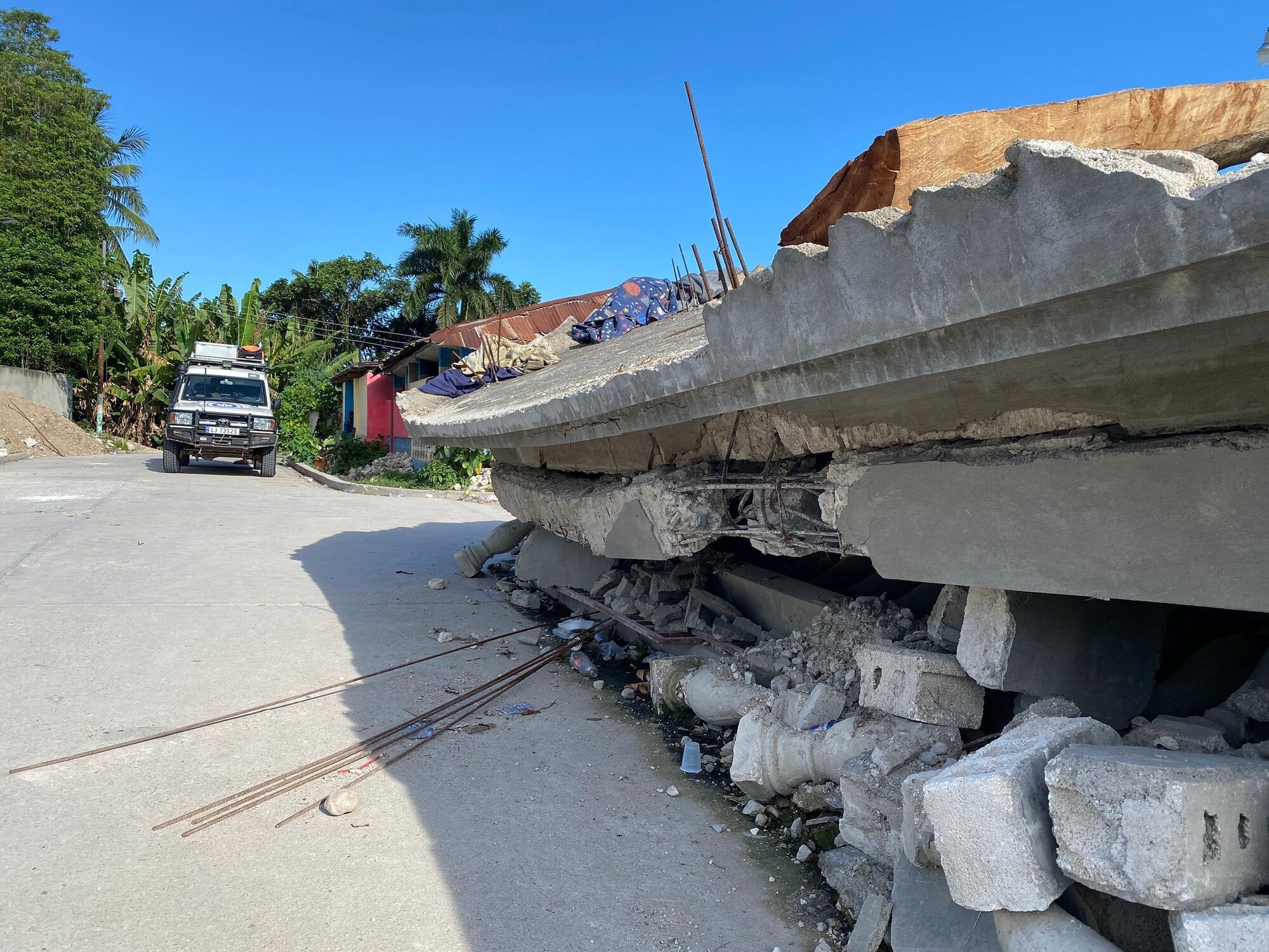 Haiti, Medisinsk innsatsteam Bildet viser skader etter jordskjelv.