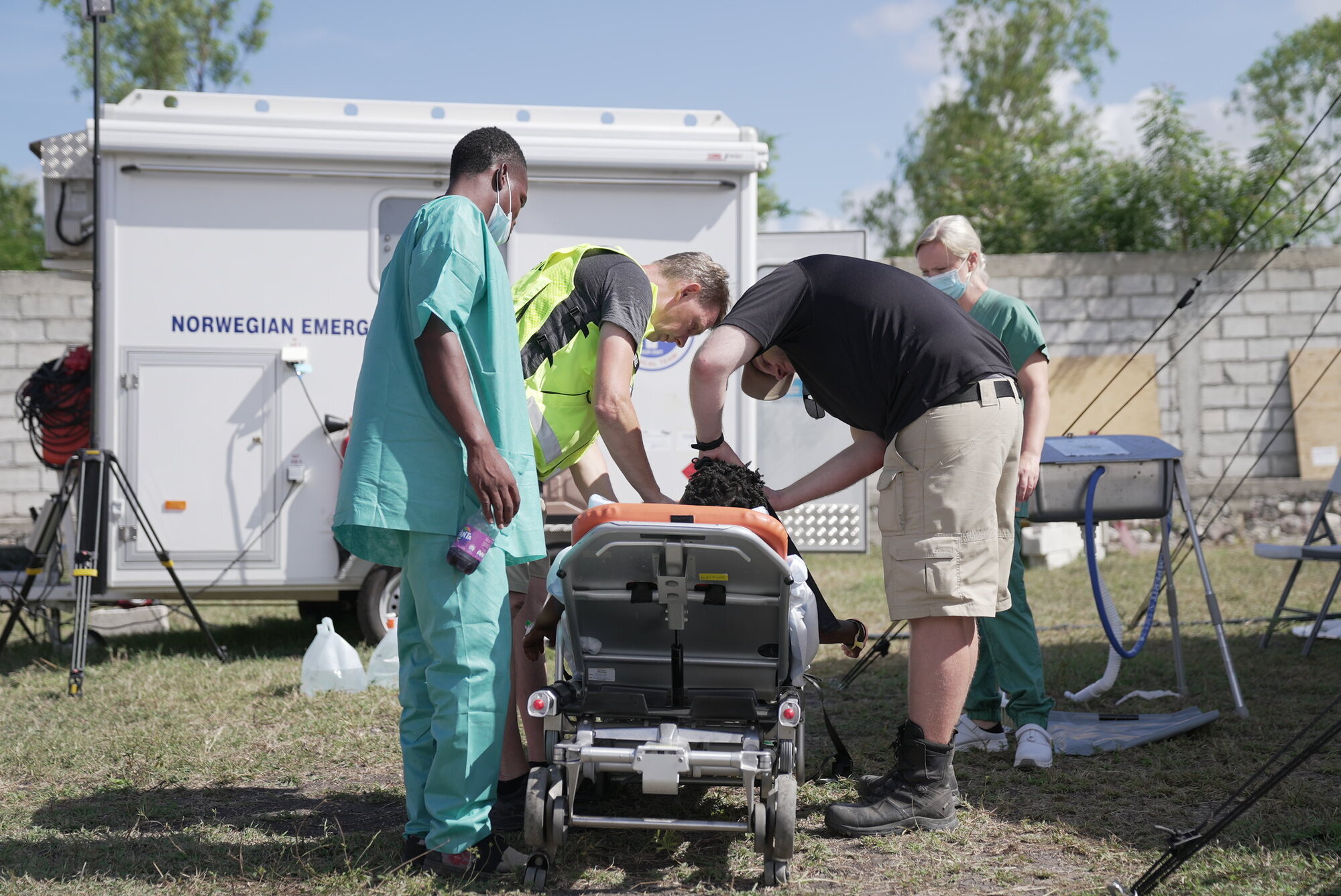 Medisinsk innsatsteam, Haiti Bildet viser personell på feltsykehuset som gjør en pasient klar for transport til sykehus.