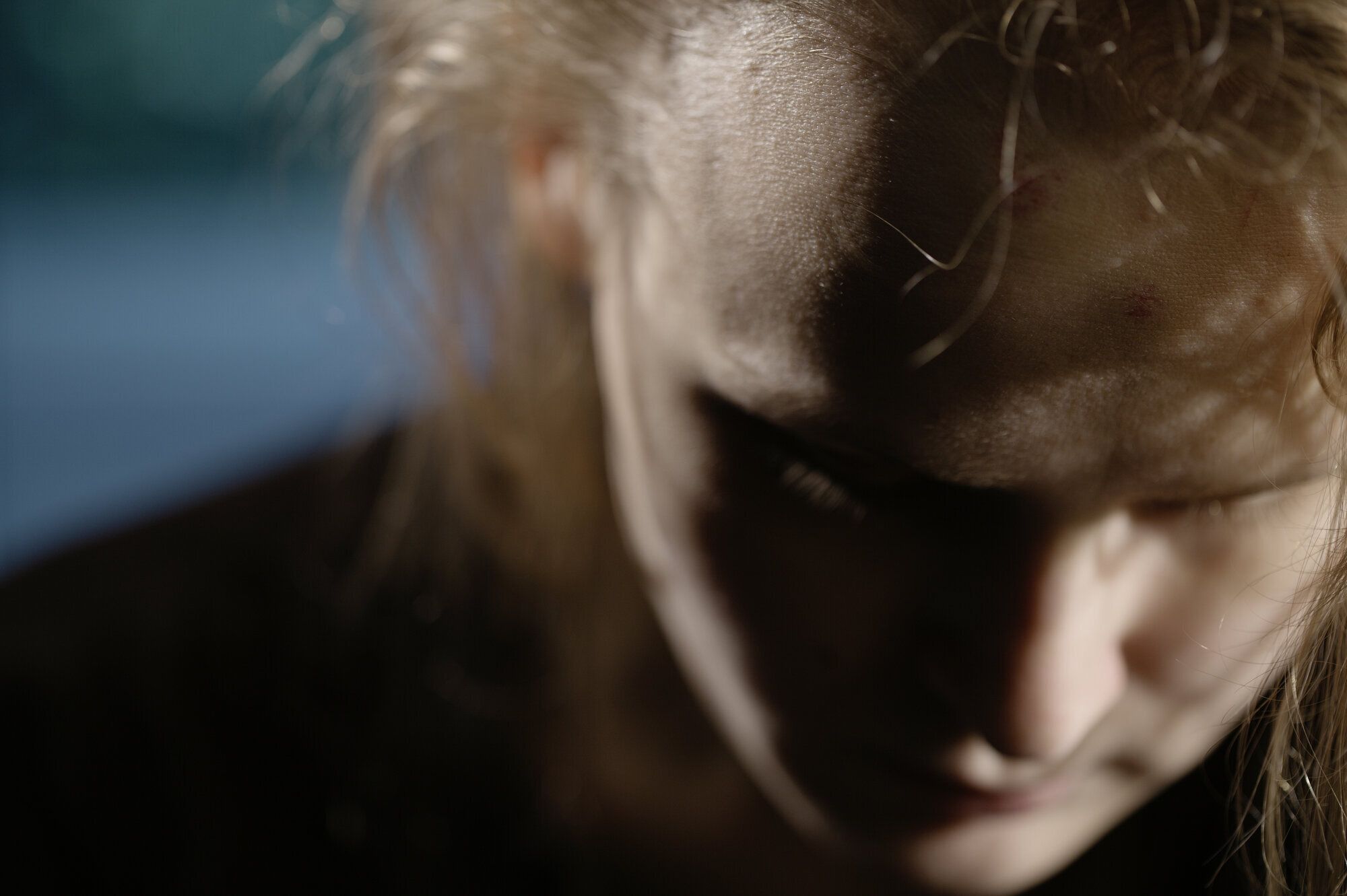 Trusler og vold Bildet viser en kvinne med bøyd hode.