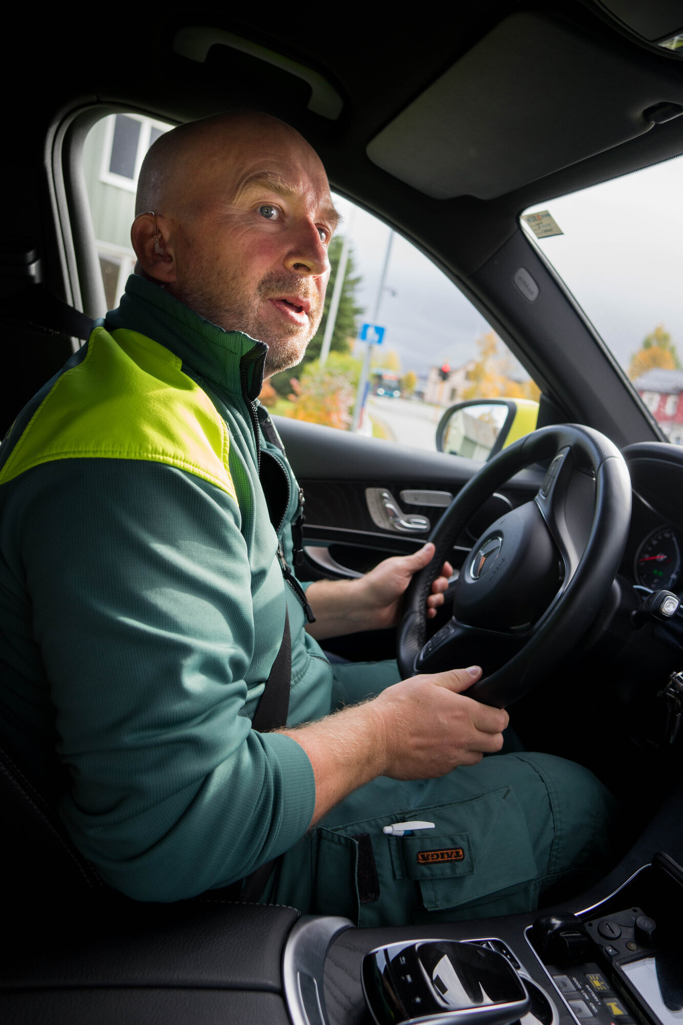 Bildet viser Lundli som kjører helevaktbilen