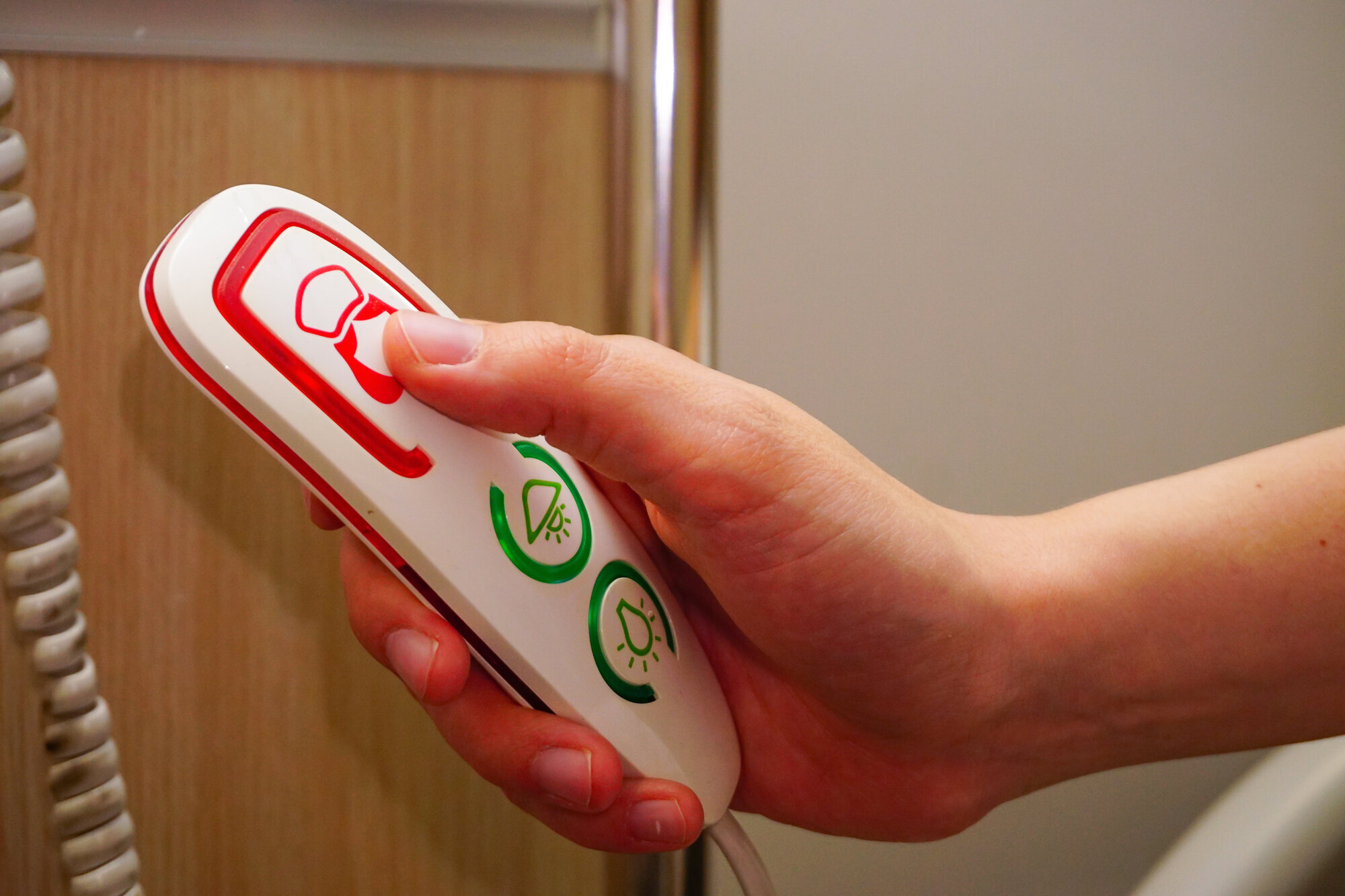 På sykehuset Bildet viser en pasient som tilkaller helsepersonell fra sykesengen.