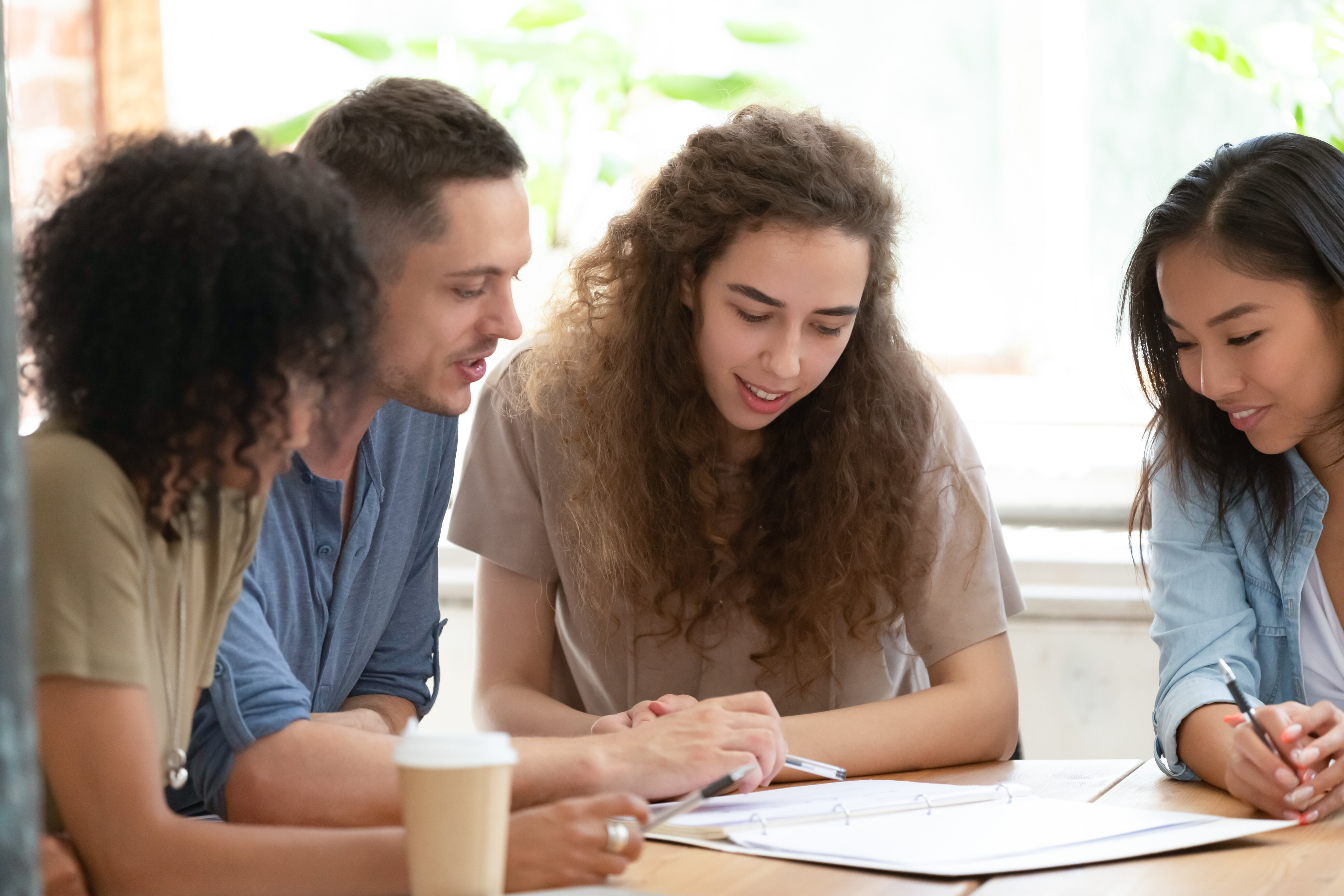 Unge personer jobber i gruppe