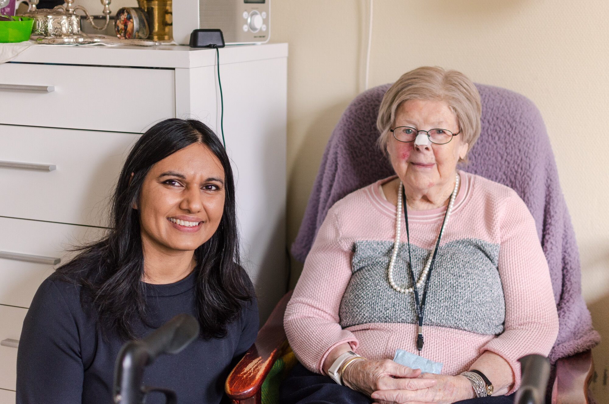 sykepleier og gammel dame