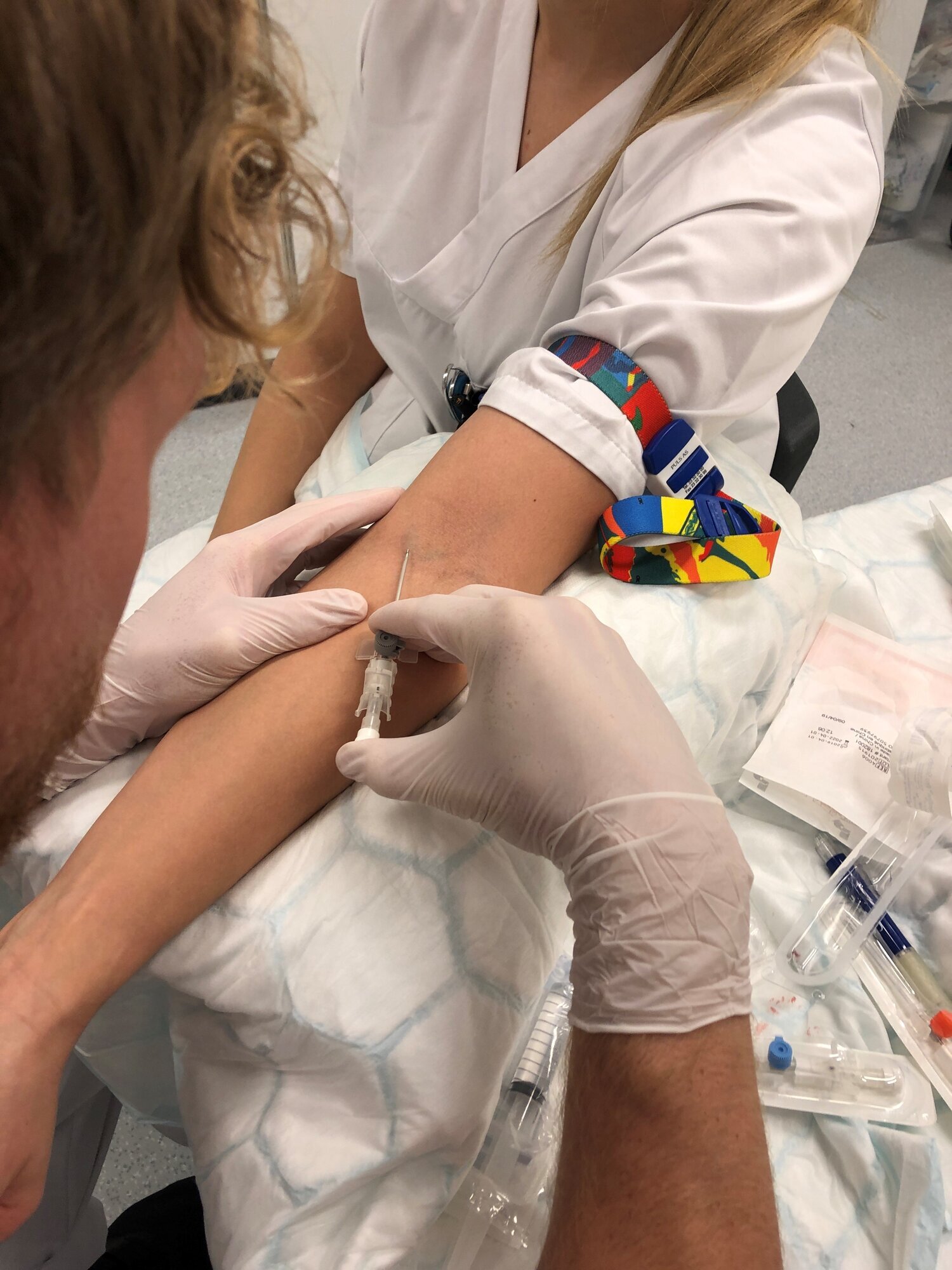 Innleggelse av perifert venekateter Bildet viser en sykepleier som legger inn perifert venekateter på en pasient