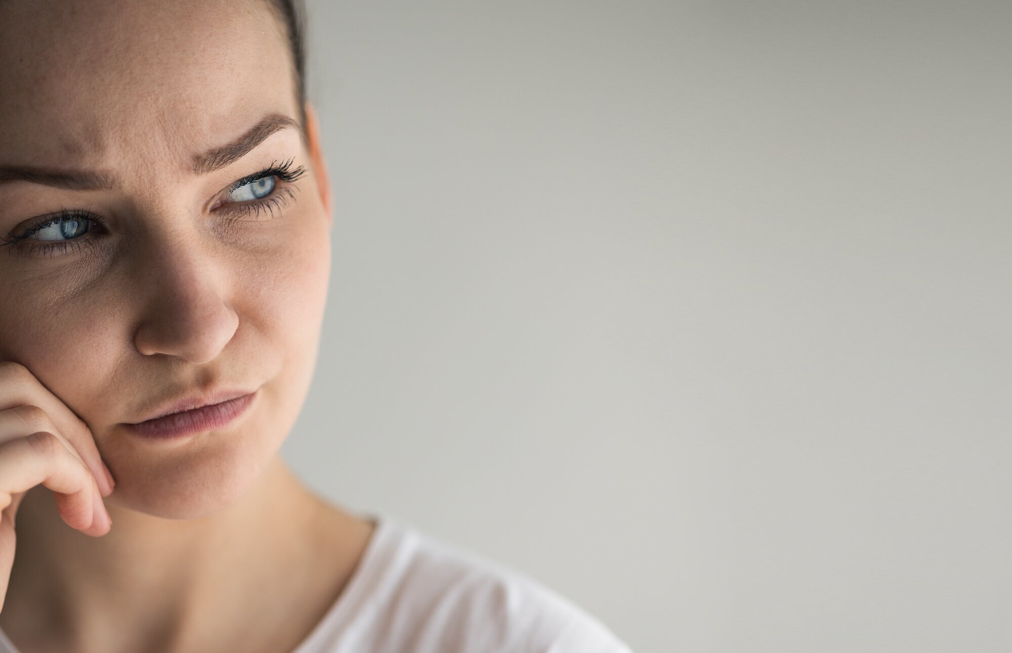 Bildet viser en ettertenksom og bekymret sykepleier