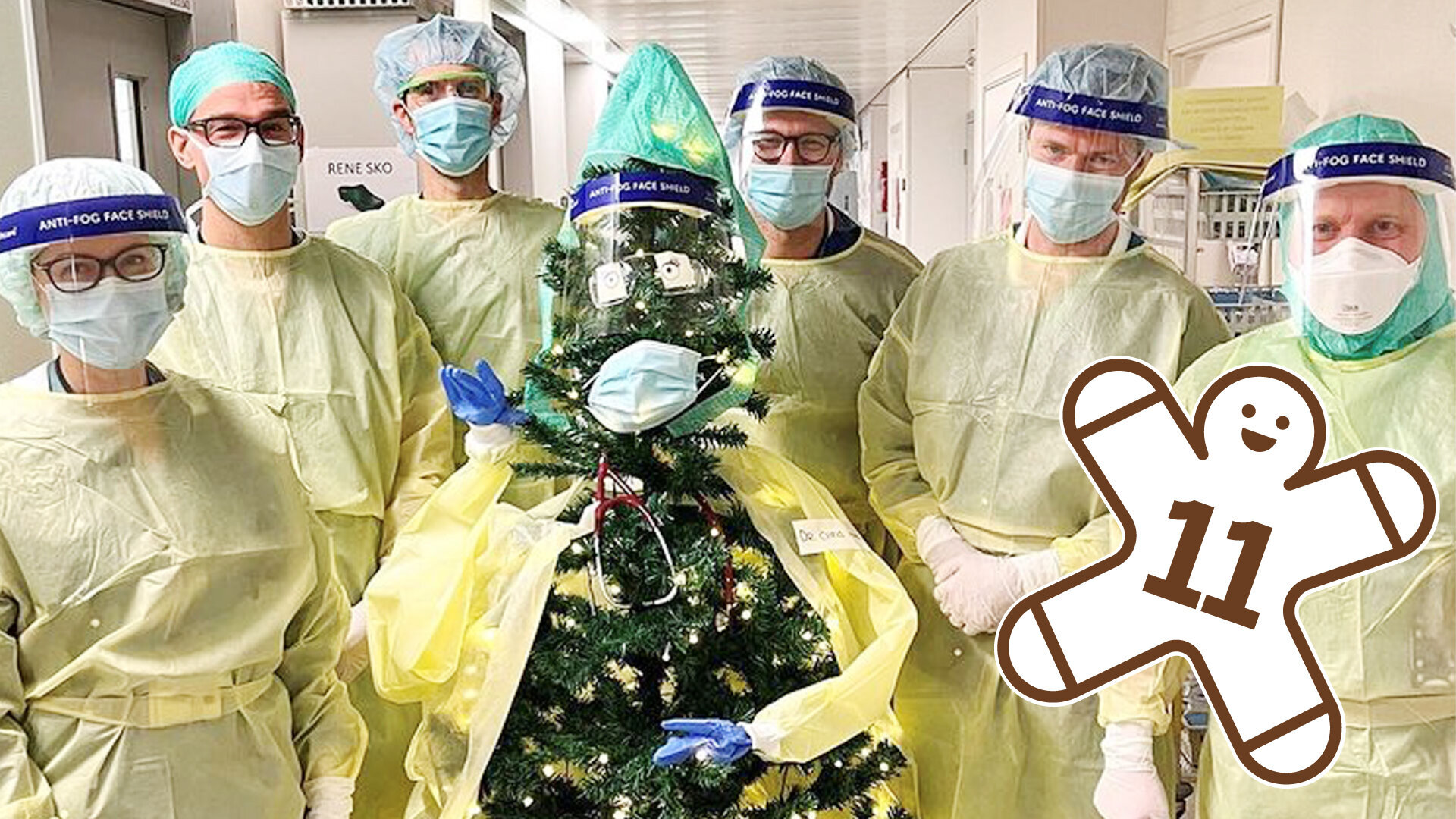 Juletre, Ahus, Dr. Chris Mas Bildet viser et juletre kledd i smittevernutstyr, omgitt av seks intensivleger.