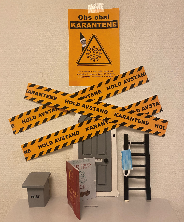 Bildet viser gule bånd som markerer karantenen rampenissen er i.