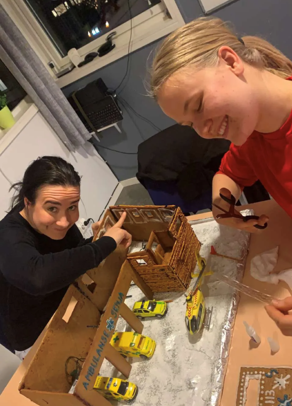 Bildet viser  Ailin Waage og Live Sofie Grytnes som pynter pepperkakestasjonen.