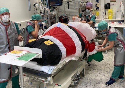 Julenissen, OUS Bildet viser nissen som får behandling på traumestuen.
