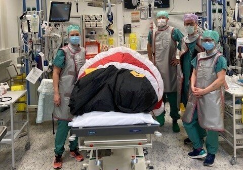 Julenissen, OUS Bildet viser nissen på bordet i traumestuen, med anestesisykepleiere rundt.