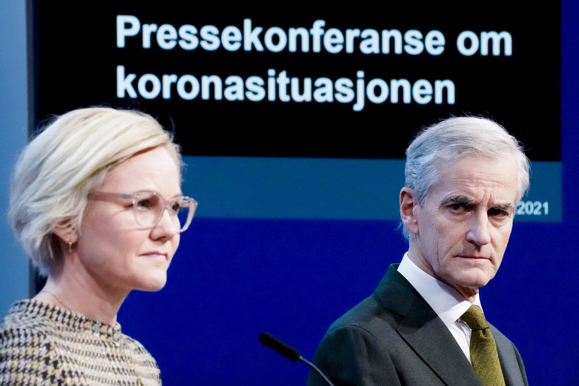Pressekonferanse om hastetiltak Helse- og omsorgsminister Ingvild Kjerkol og statsminister Jonas Gahr Støre under pressekonferanse om koronasituasjonen