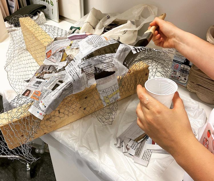 Tampongtrekkerne Bildet viser hender som konstruerer nesen.