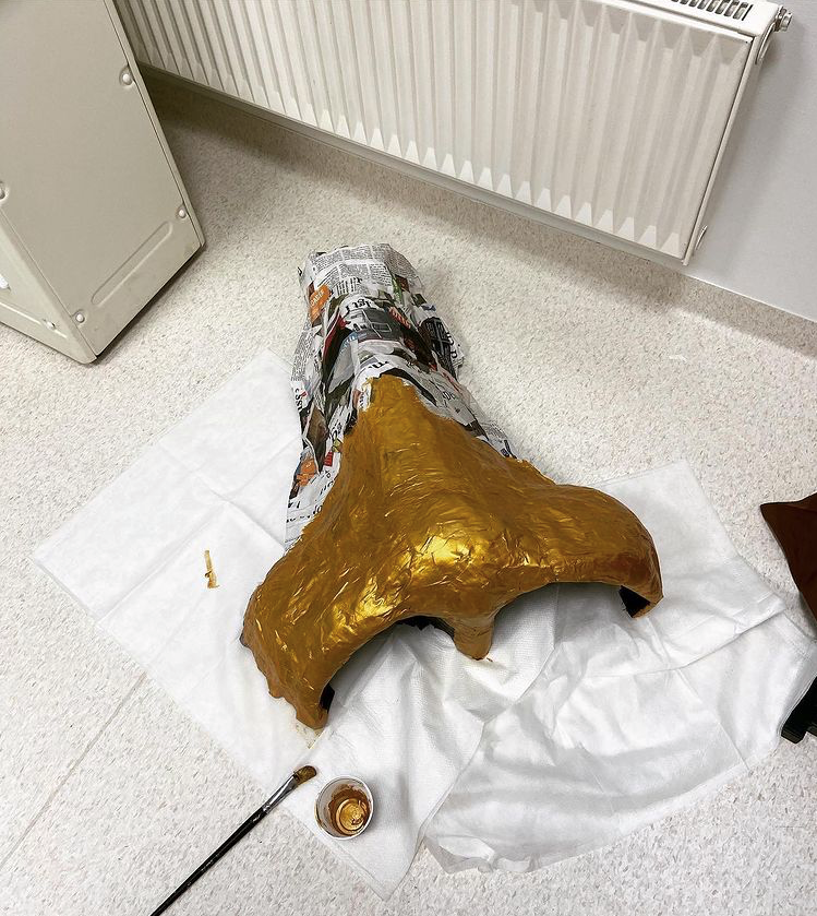 Tampongtrekkerne Bildet viser nesen som er i ferd med å bli malt.