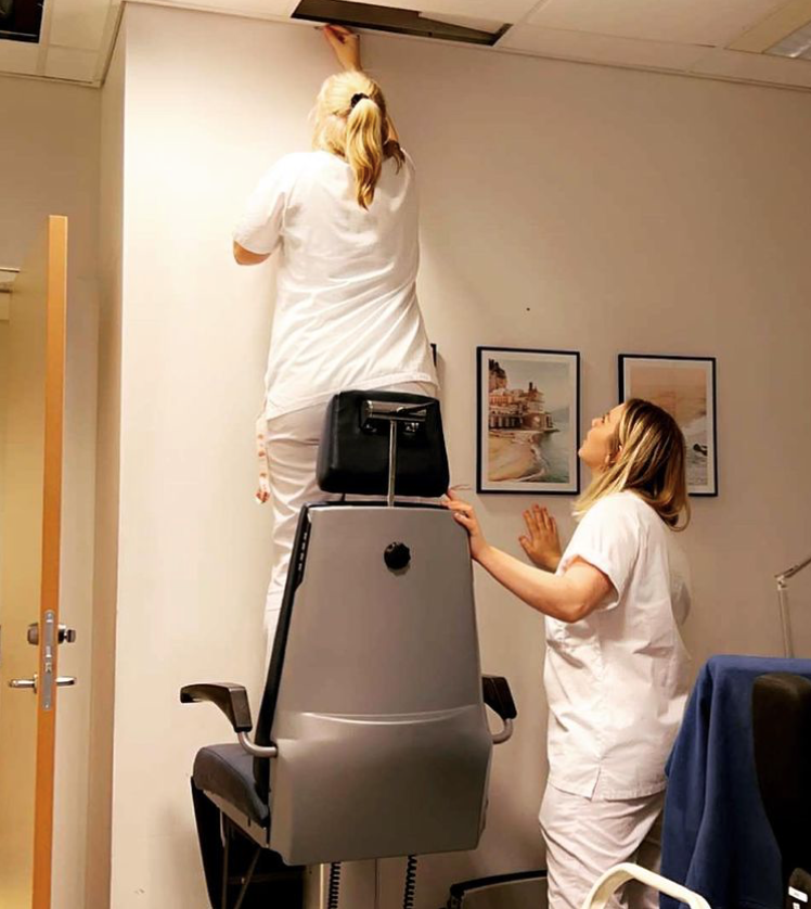 Tampongtrekkerne Bildet viser Anja Sem Fossvik og Julie Henrikke Olset som jobber med å henge opp nesen.