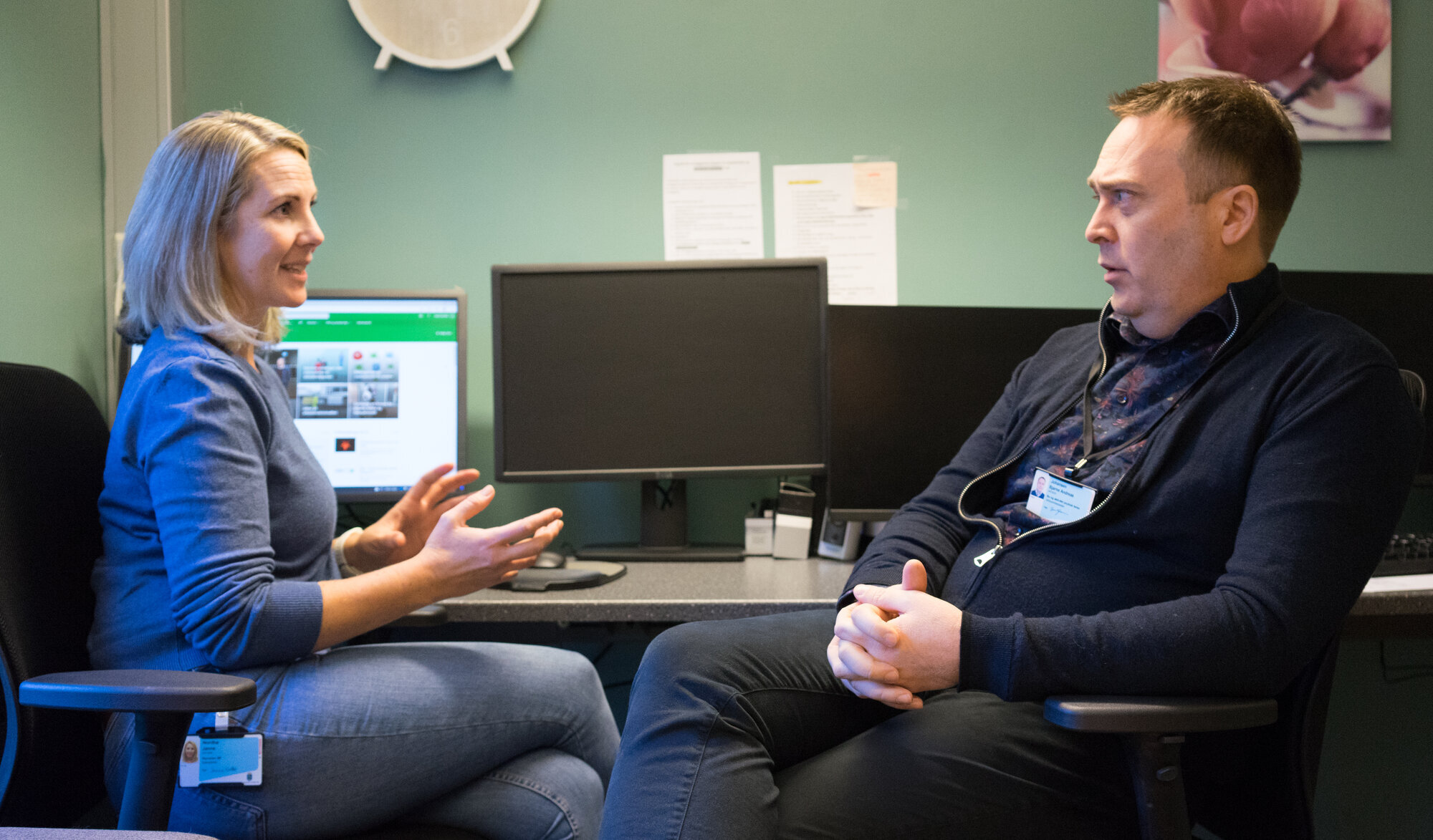 Bildet viser Nordbø og Johansen i veiledningssamtale