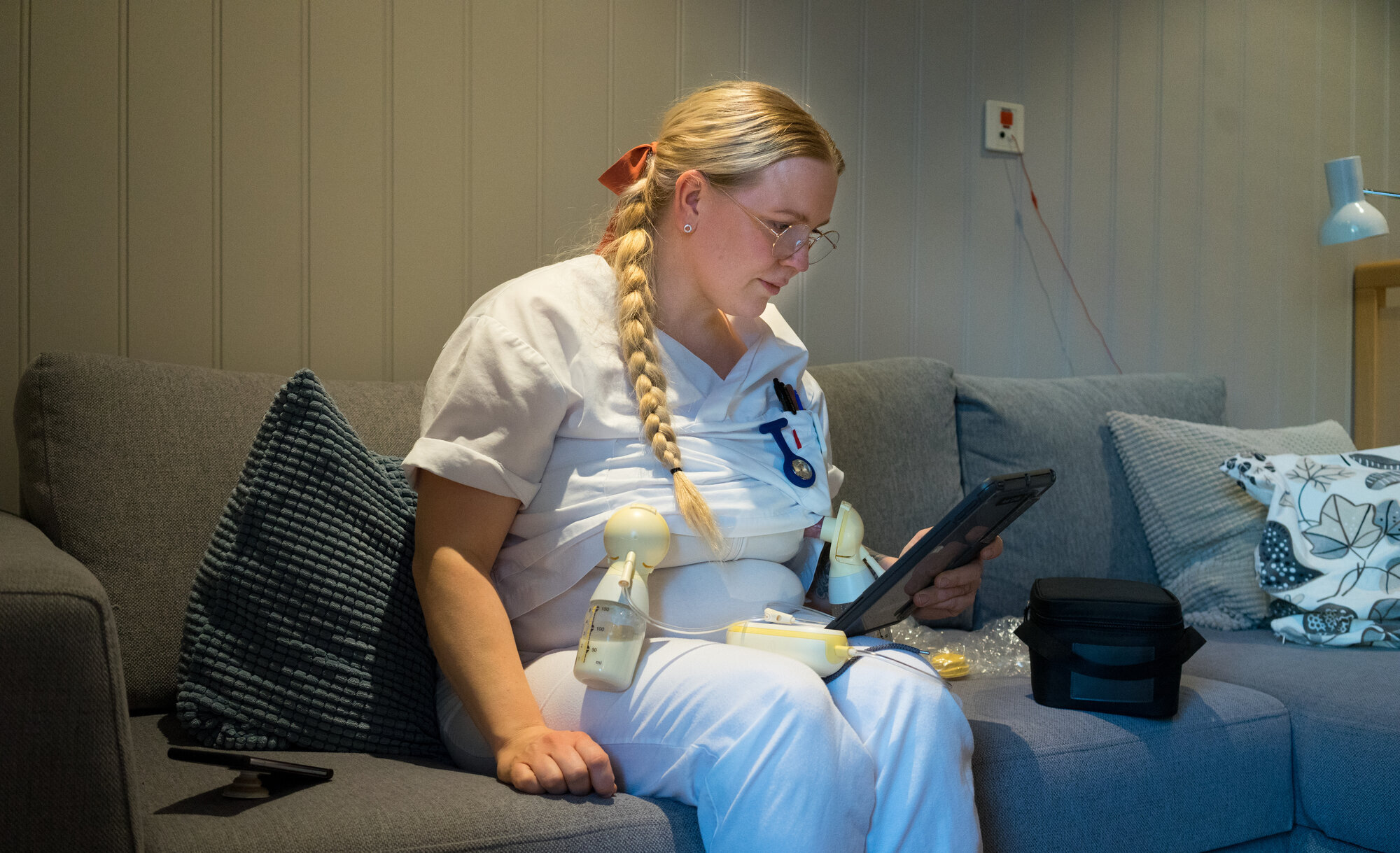 Julie Sommersett pumper seg mens hun leser pensum bildet viser Julie Sommersett som pumper seg og leser pensum