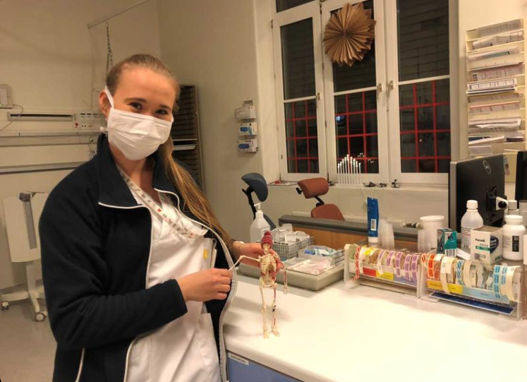 Ortopedisk overvåkning, Oslo universitetssykehus, Ullevål Bildet viser sykepleier Kristine Lia med Beinar.