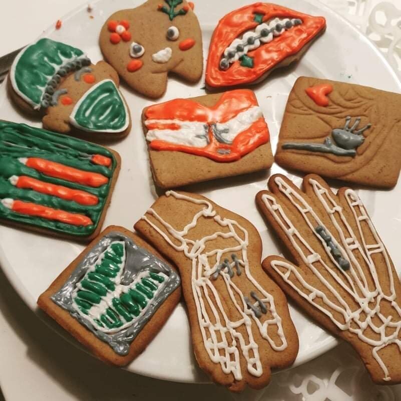 Pepperkaker, Molde sjukehus Bildet viser pepperkaker som har form av knokler, hender og andre ortopediske strukturer.