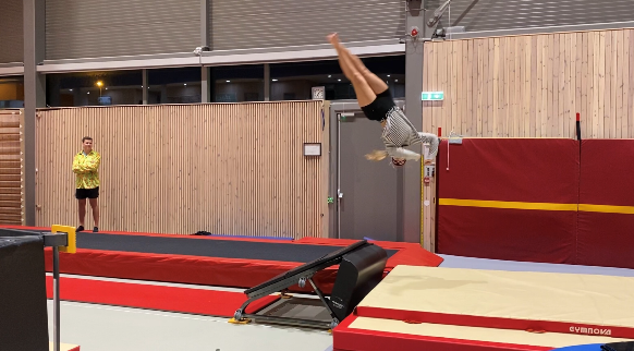 Maren Hammer Bildet viser Maren Hammer som gjør en turnøvelse.