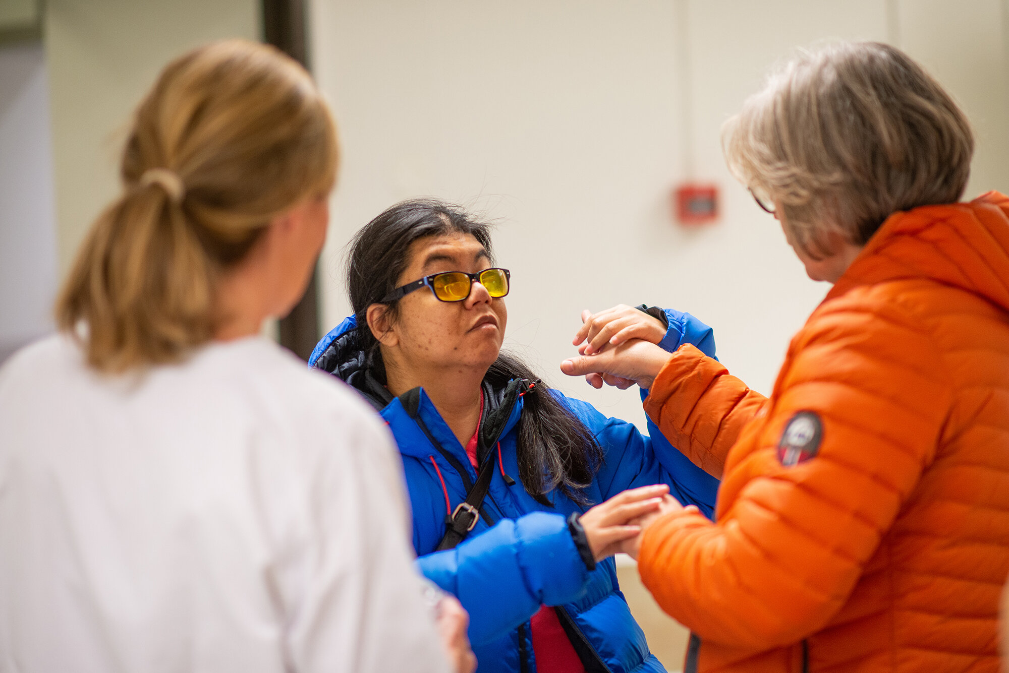 En døvblind person kommuniserer En døvblind person kommuniserer