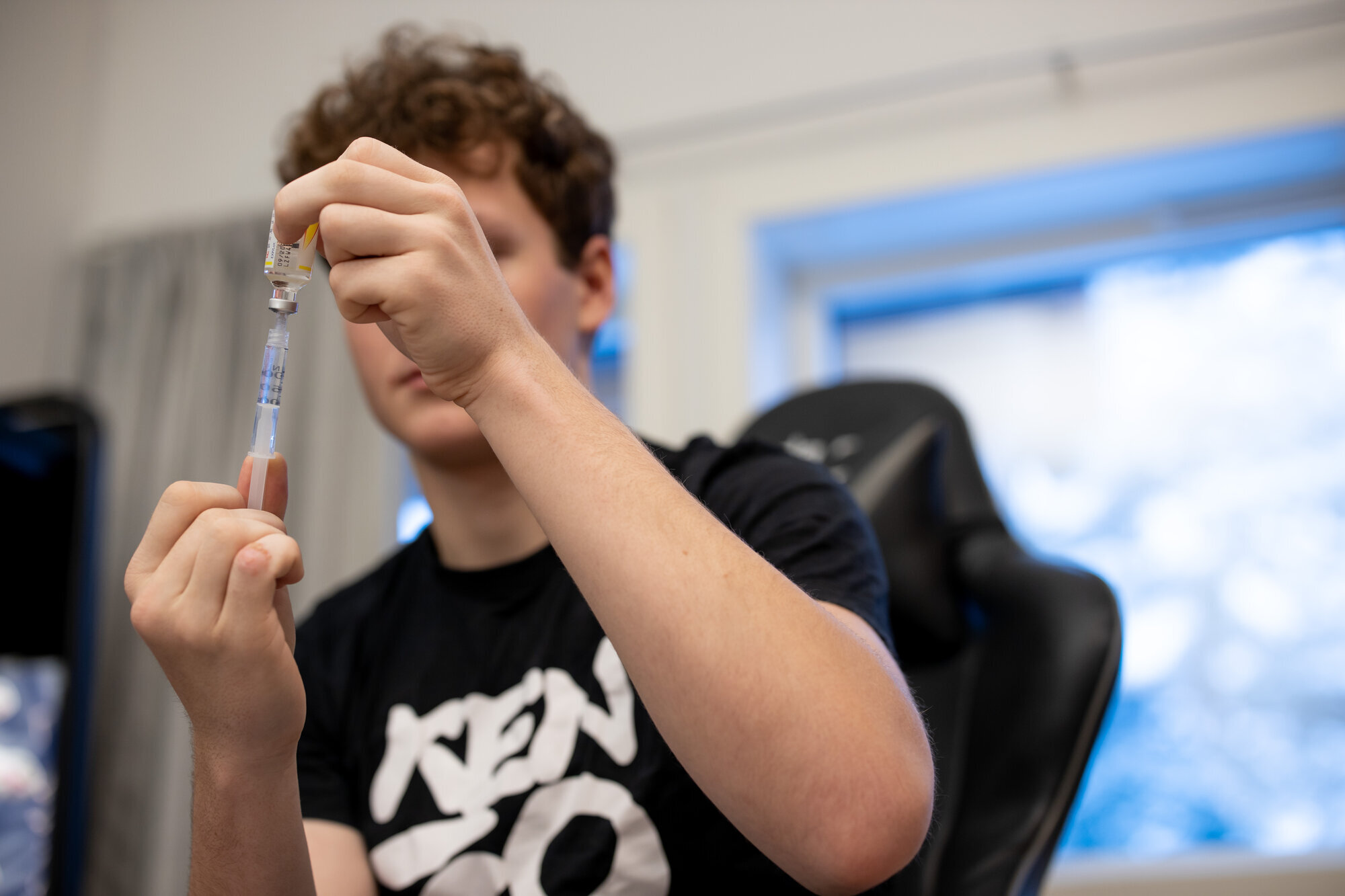 En gutt holder en insulinpenn En gutt holder en insulinpenn