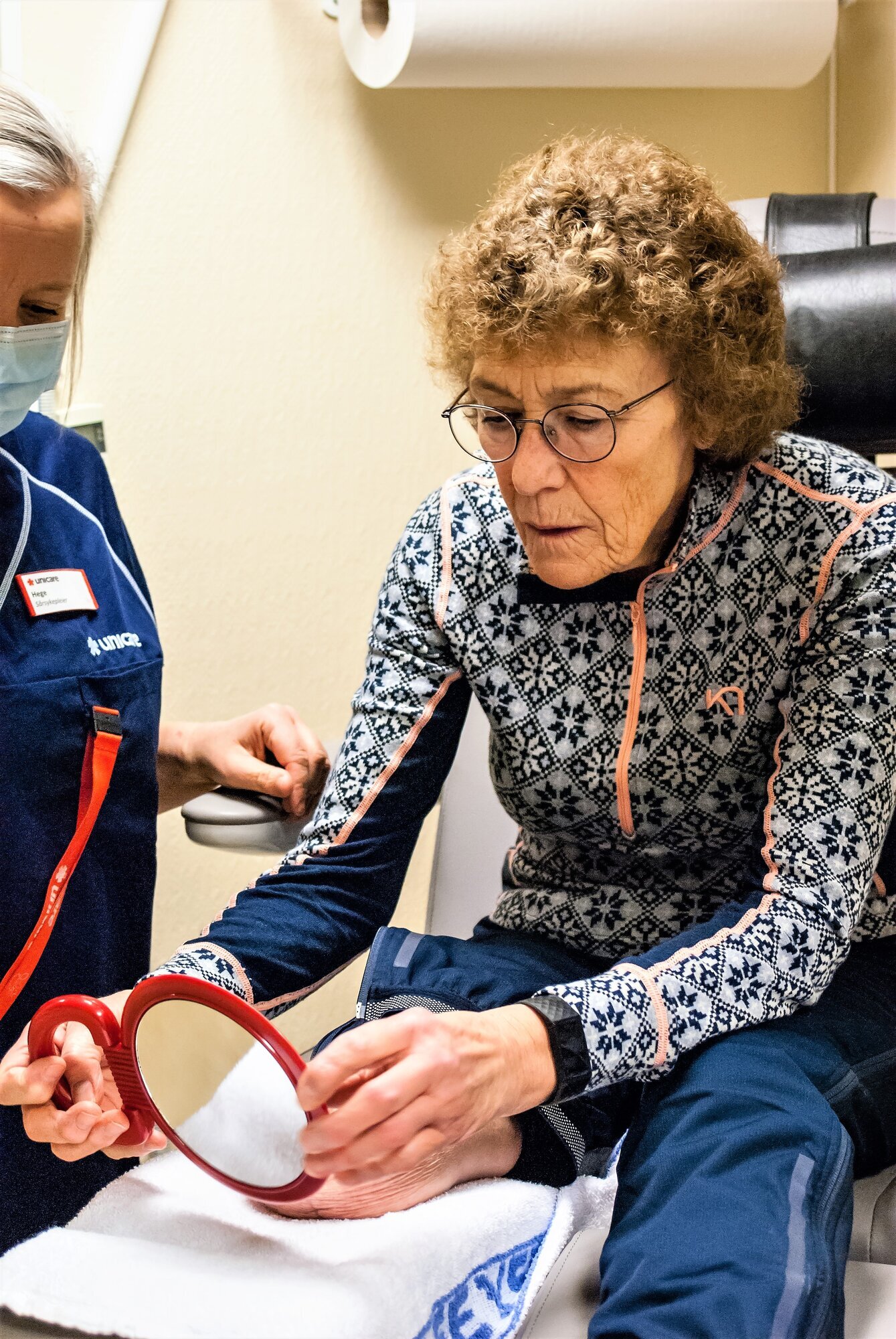 Amputasjonspasient Kari Wetlesen inspiserer stumpen. Amputasjonspasient Kari Wetlesen inspiserer stumpen.