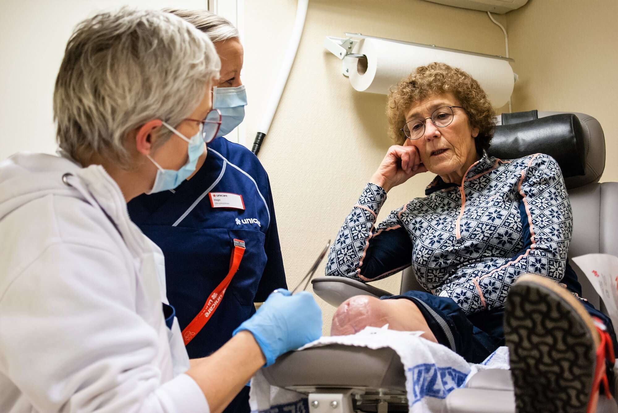 Sårsykepleiere på Unicare Bakke steller operasjonssåret til amputasjonspasient Kari Wetlesen. Sårsykepleiere på Unicare Bakke steller operasjonssåret til amputasjonspasient Kari Wetlesen.