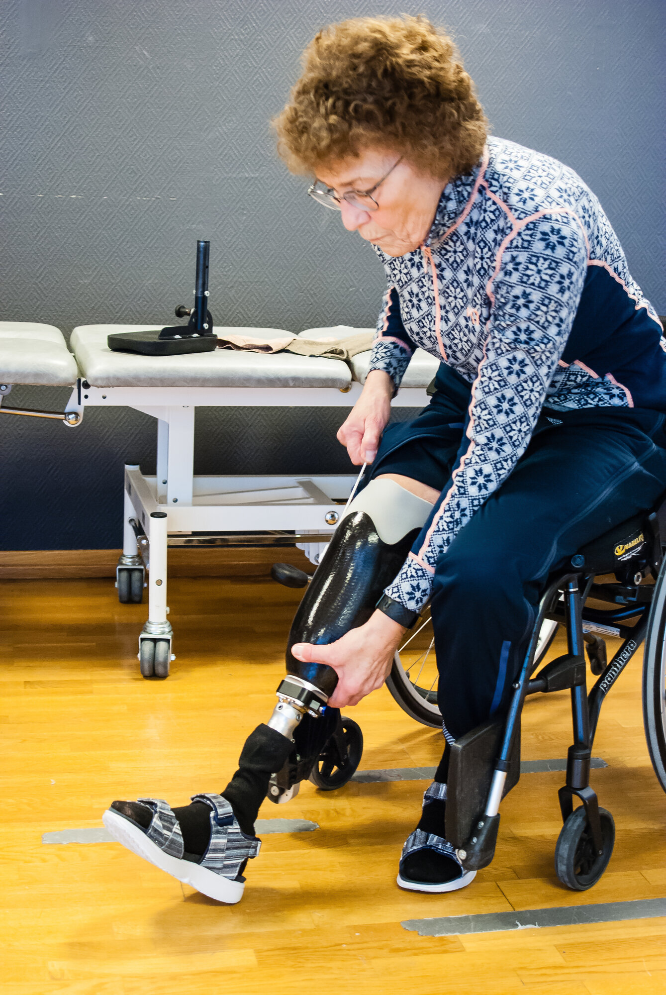 Kari Wetlesen fester protesen på beinstumpen. Kari Wetlesen fester protesen på beinstumpen.