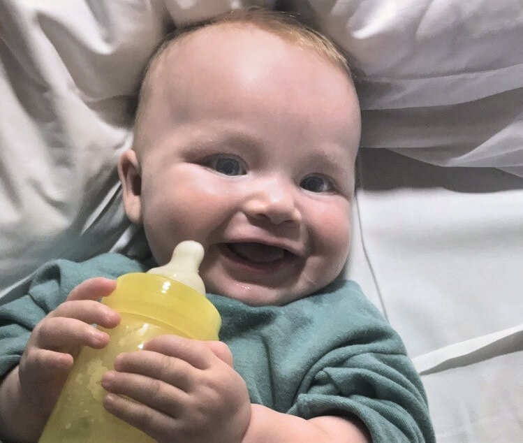 Barn, baby Bildet viser Lilly med tåteflaske.