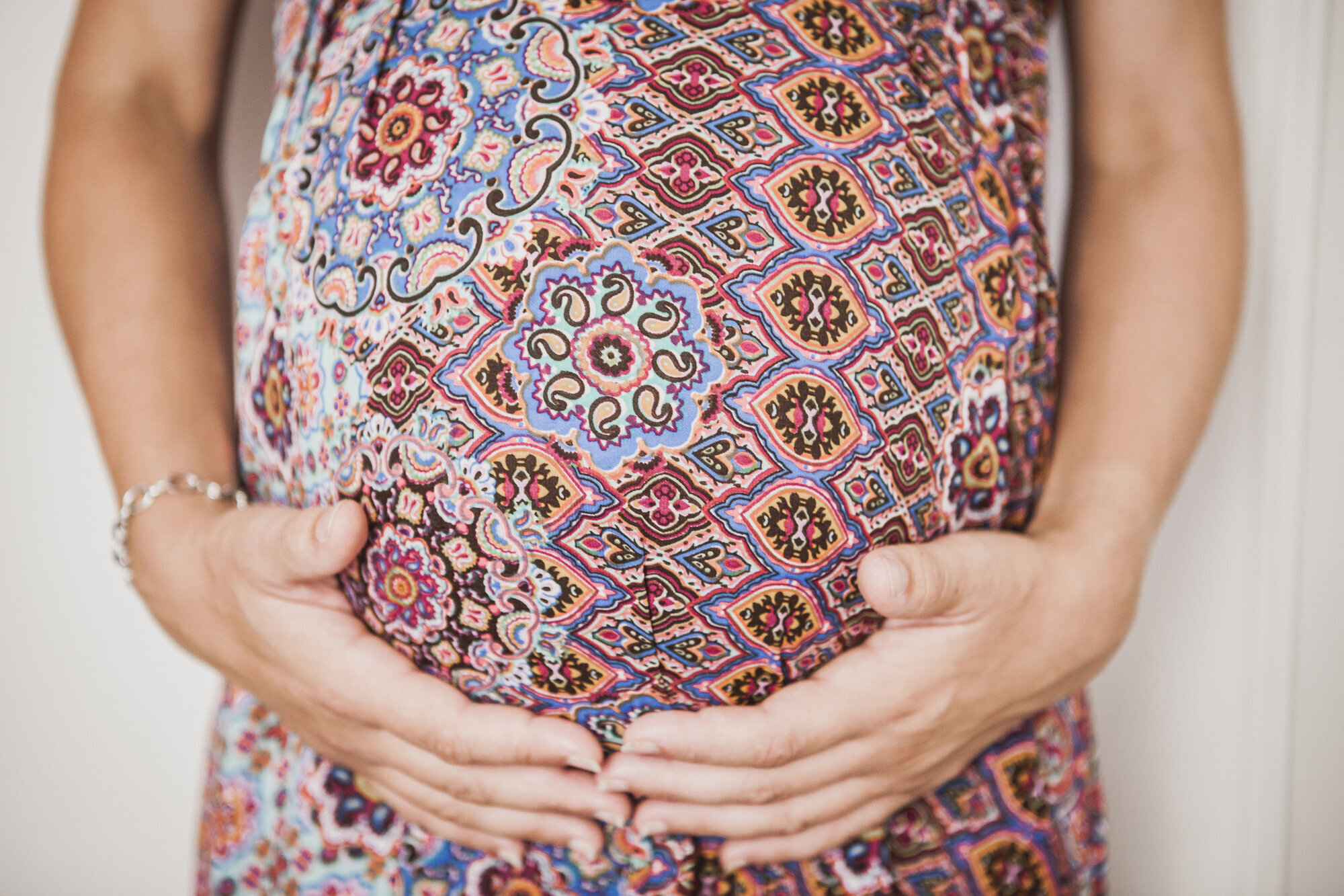 Bildet viser en gravid kvinne som holder på magen sin En gravid kvinne holder på magen sin