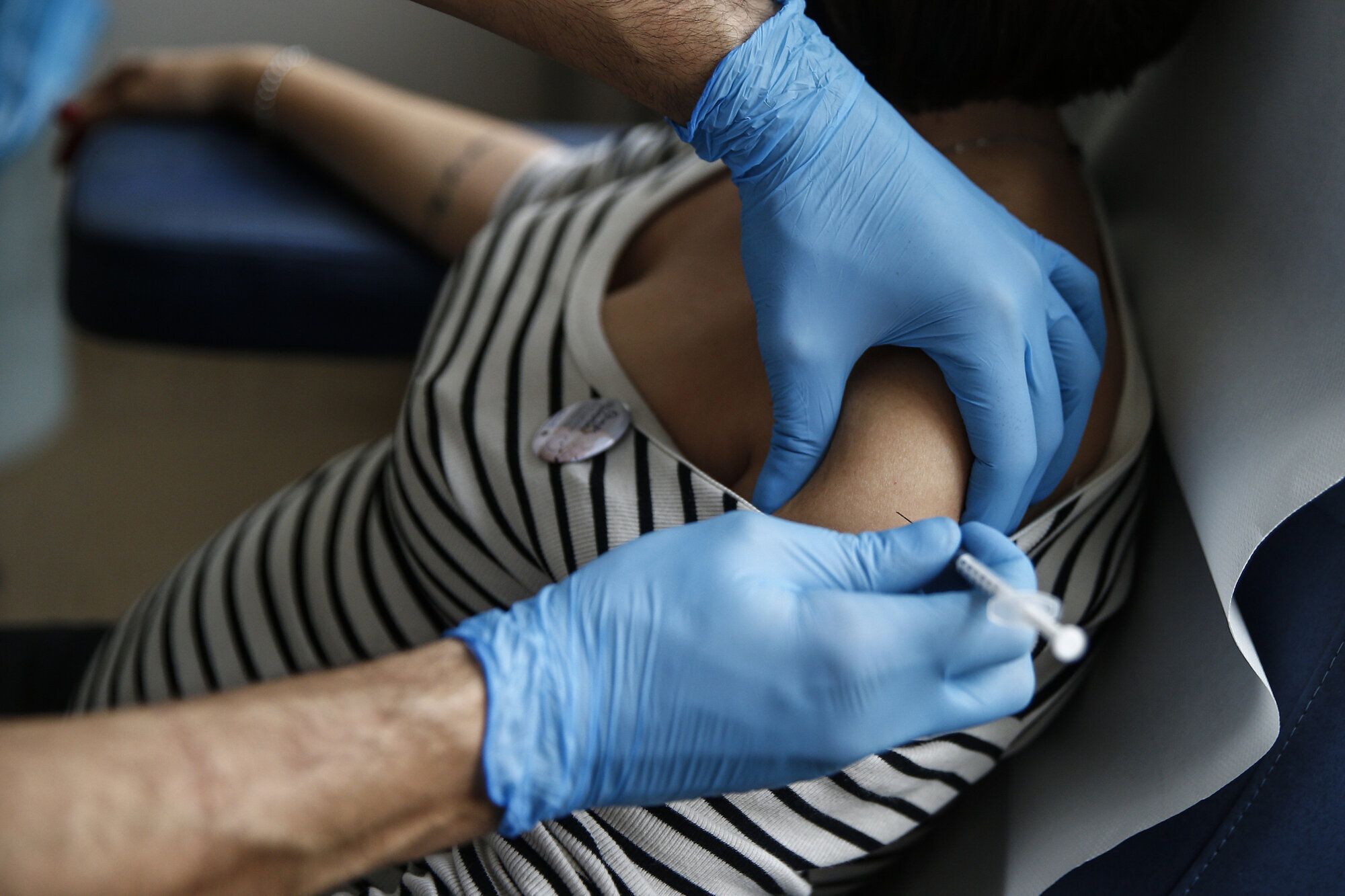 Koronavaksine, gravid Bildet viser en gravid kvinne som skal til å få en koronavaksine.