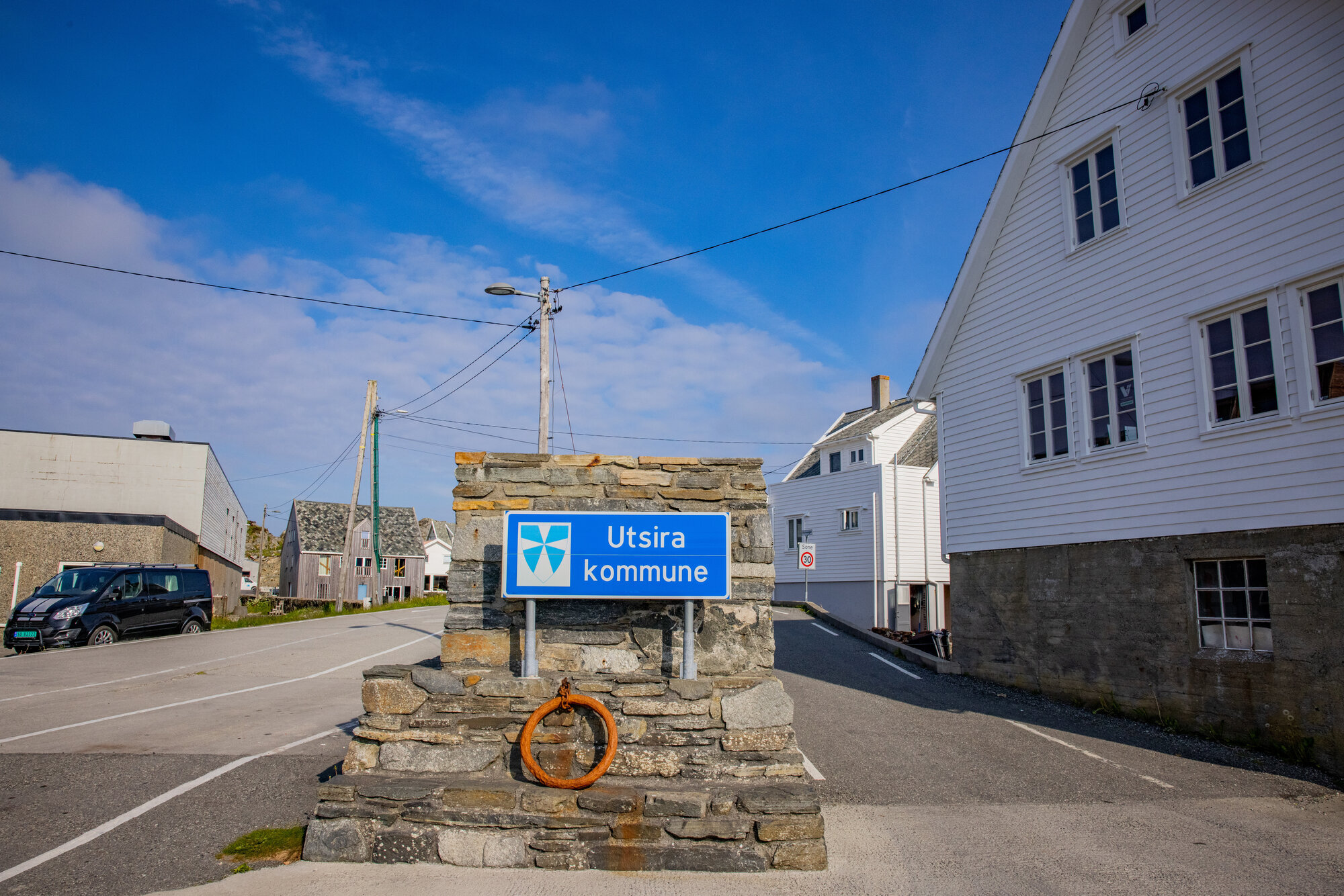 Utsira Bildet viser litt av Utsira, med et skilt der det står Utsira kommune.