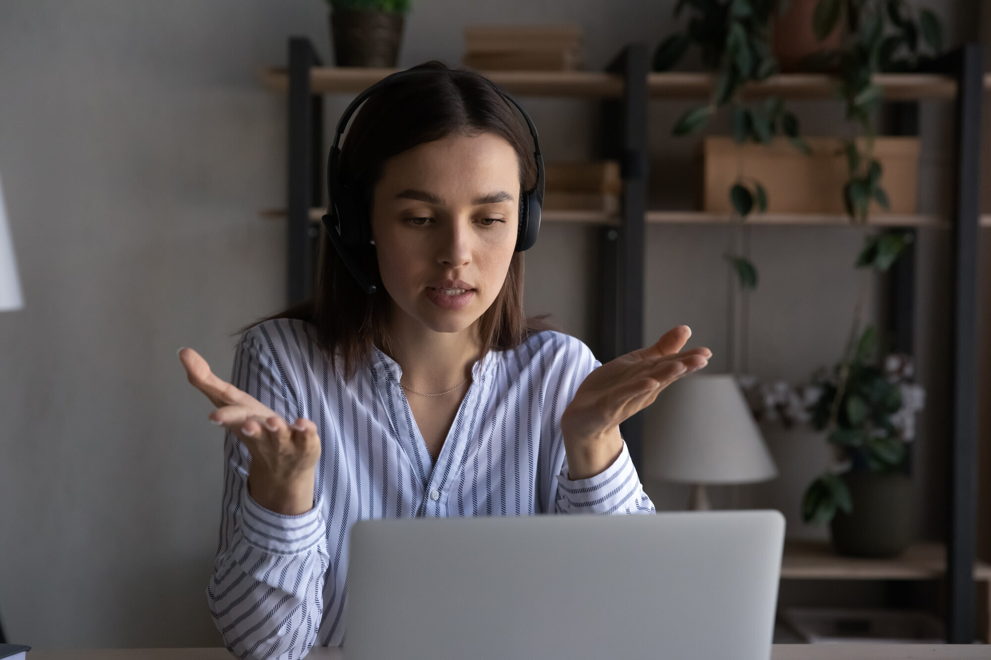En kvinnelig student deltar i digital undervisning. En kvinnelig student deltar i digital undervisning.
