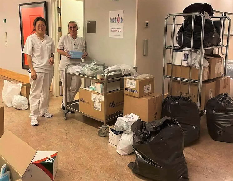 Hudavdelingen, Rikshospitalet Bildet viser Linn Landrø og Elisabeth Storheim med mange esker og poser med medisinsk utstyr.