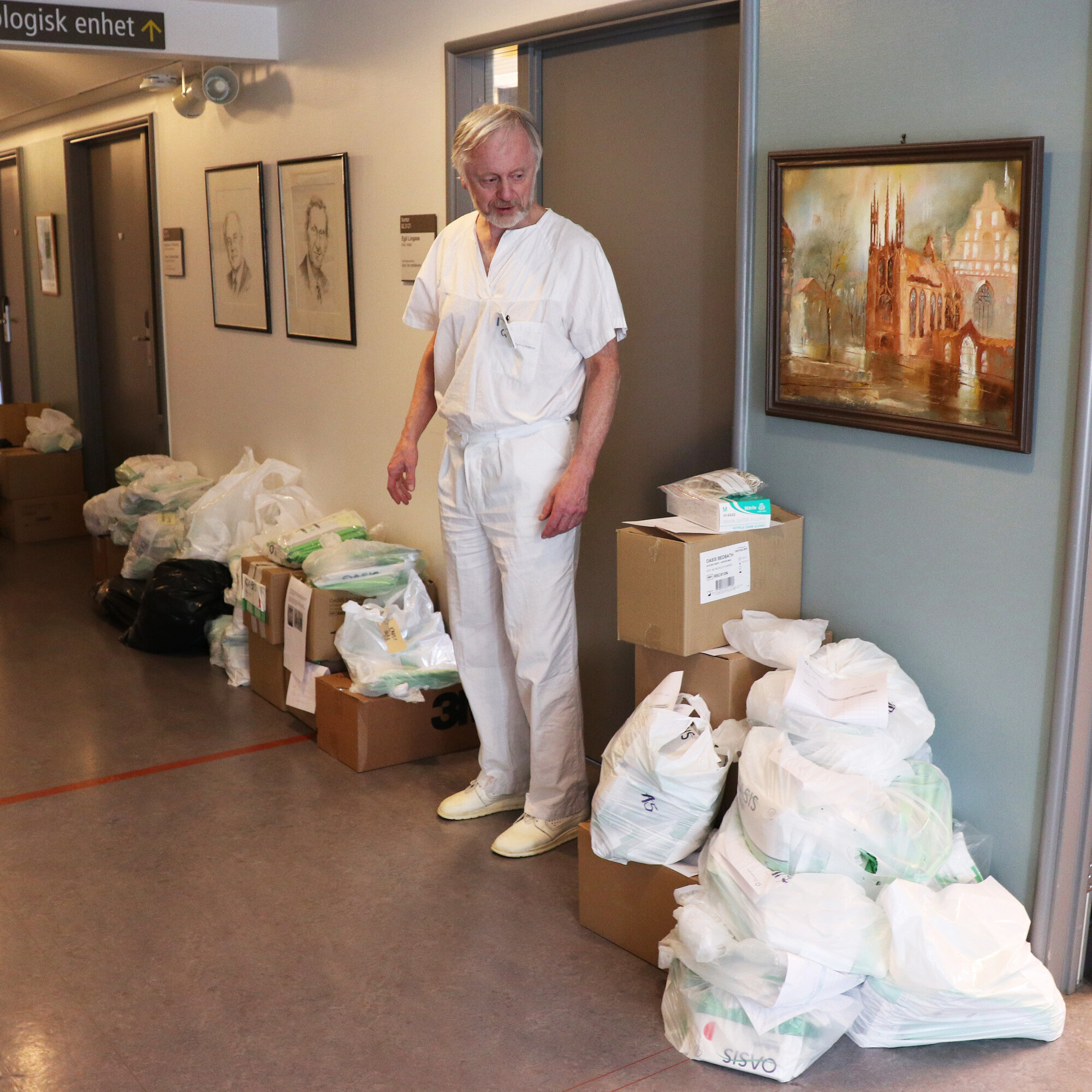 Egil Lingaas Bildet viser Egil Lingaas og sekker med innleverte vaskekluter.